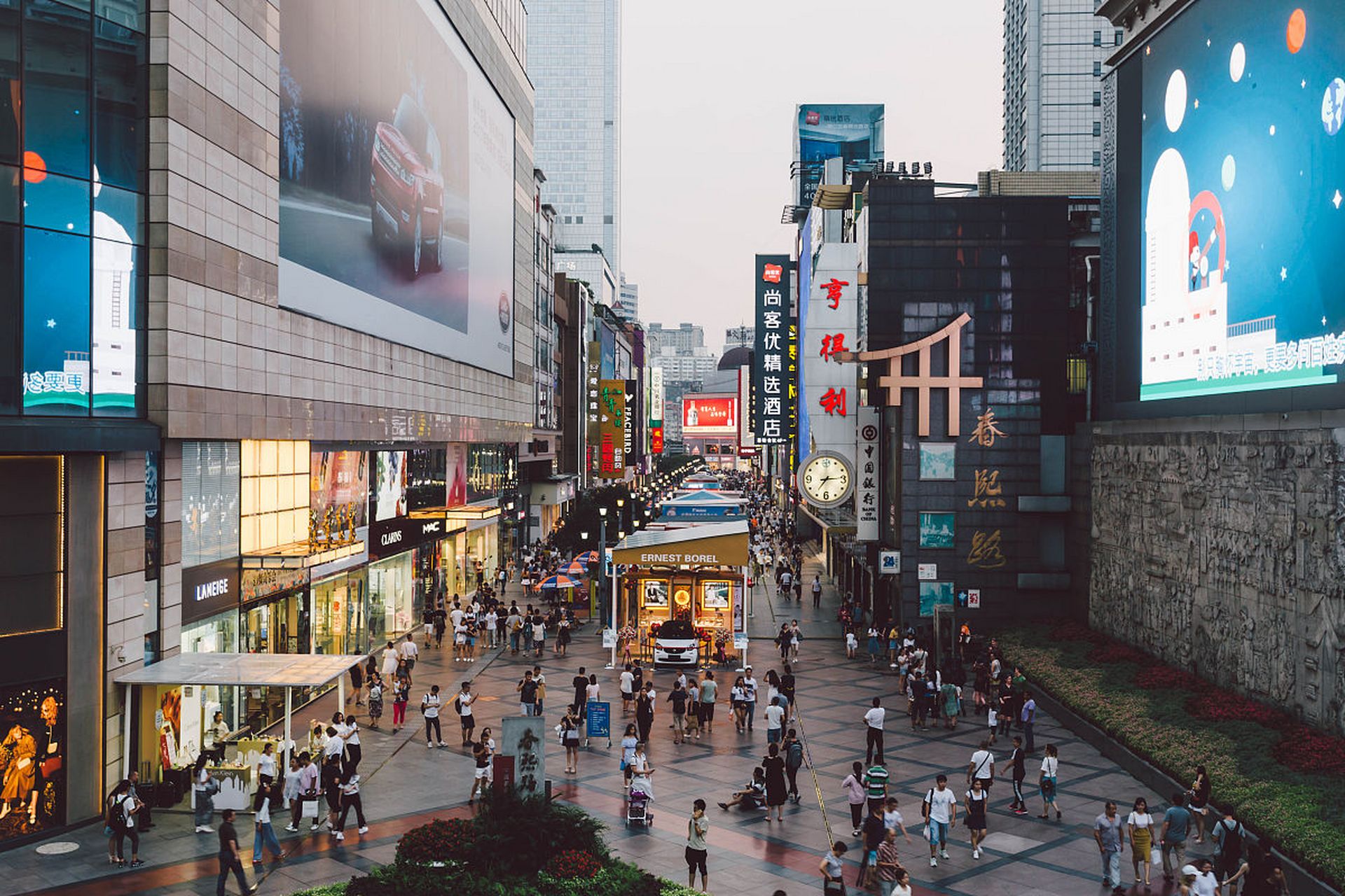 推荐春熙路,宽窄巷子,成都东站和都江堰景区附近住宿,方便购物,游览