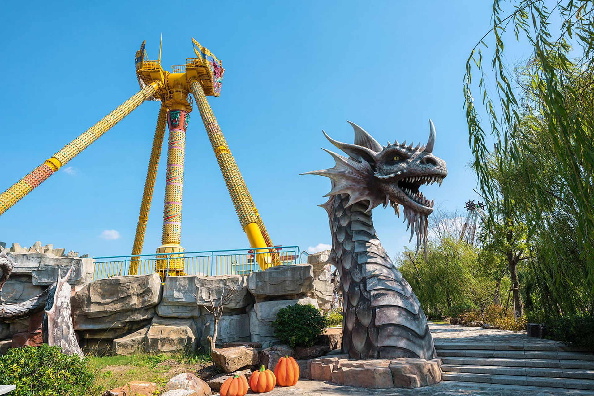 沧州动物园游乐场是一个集游乐,动物展示和教育为一体的综合性主题