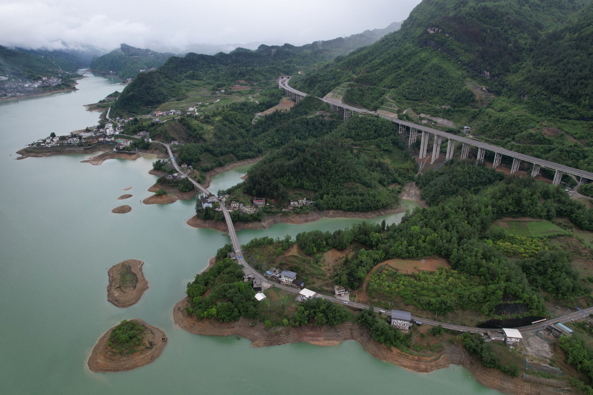 这次我来到了重庆三峡平湖旅游区,真的是被这里的美景震撼到了!