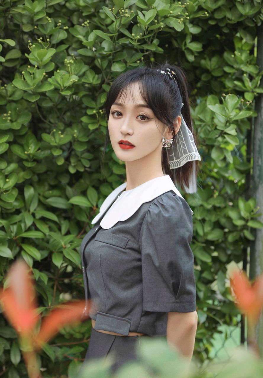 主演何泓姗和董思成的甜蜜互动让人感到十分温馨,而剧情中的梦幻城堡