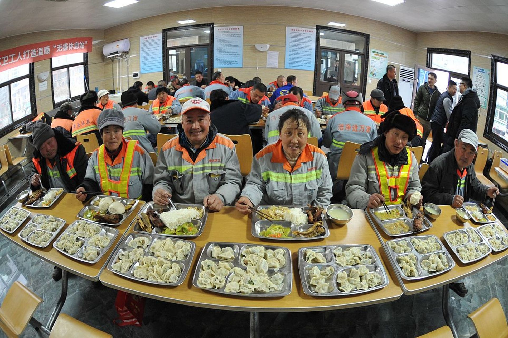 20种菜任选味道棒,近日在四川宜宾,网传视频显示工地盒饭吸引了大批