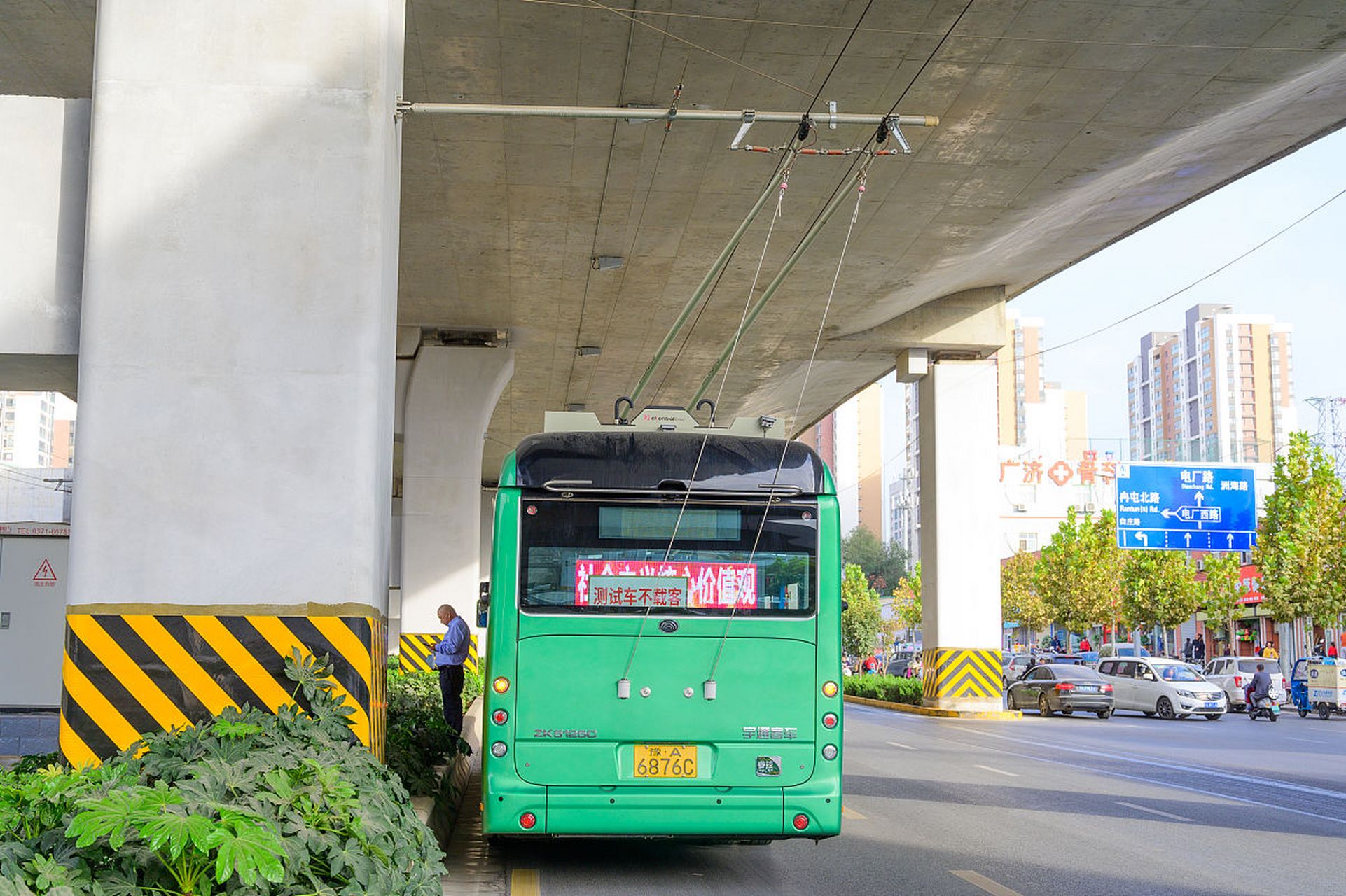 郑州公交确实不错,市区统统一块钱,车都是宇通的新车,干净整洁也凉快