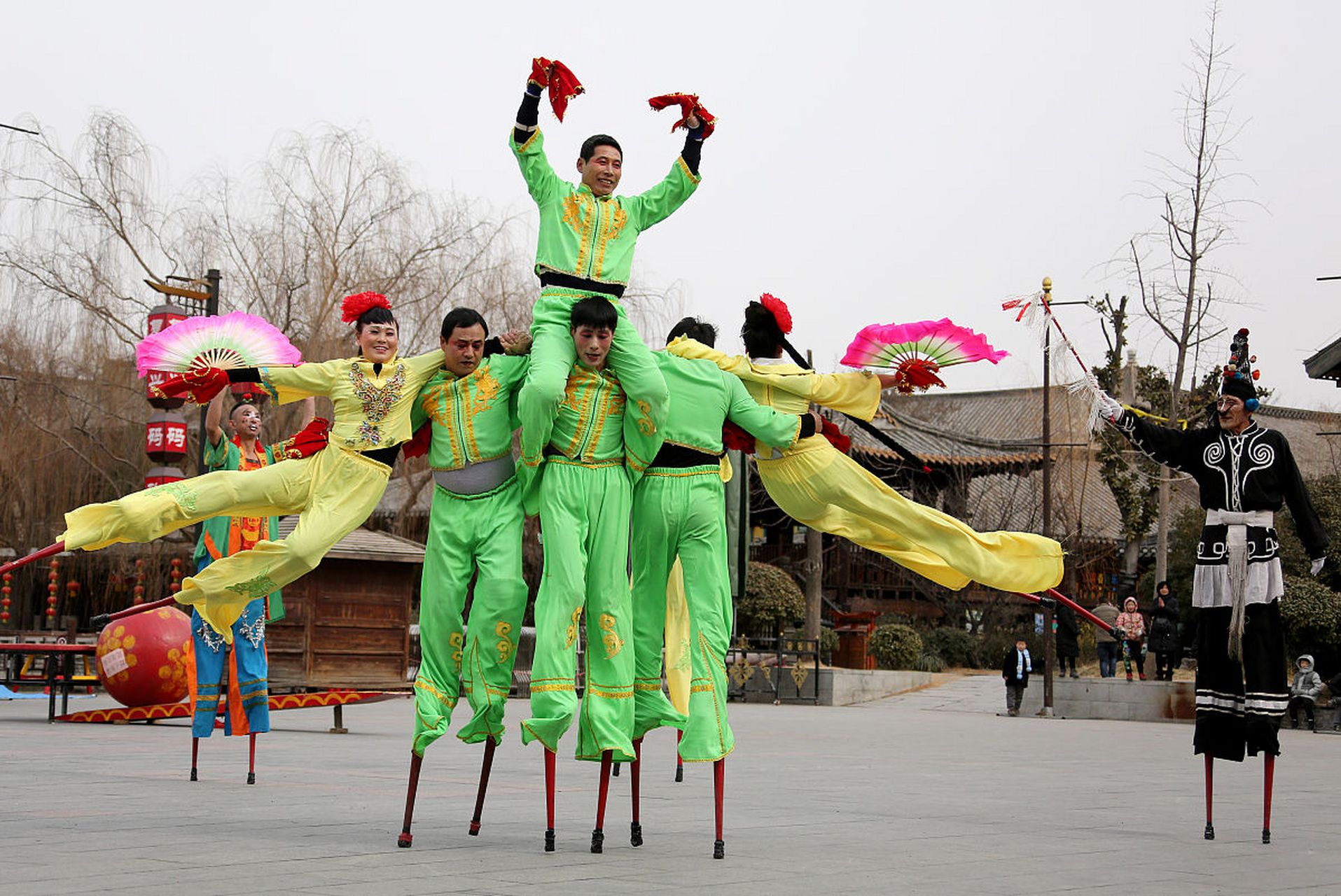 踩高跷俗称缚柴脚,亦称"高跷","踏高跷","扎高脚""走高跟",是民间盛行