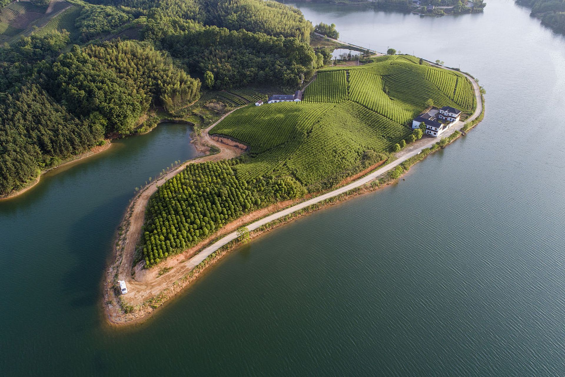 安吉天子湖位于浙江省安吉县西南部,是一个人工水库,因其形状似"天子"
