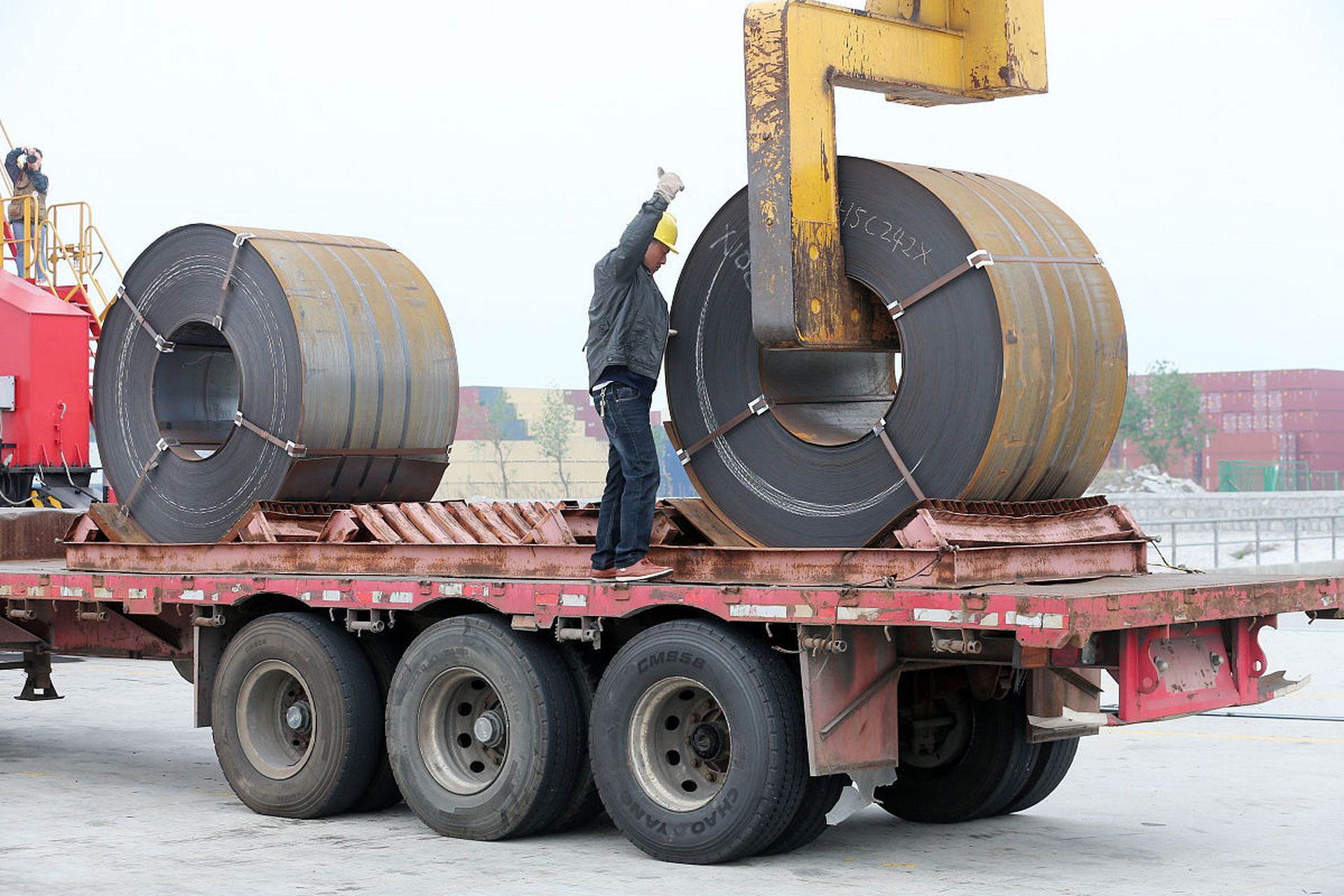 运输公司应培训司机,提供防护措施,政府应加强监管,社会各界应提高
