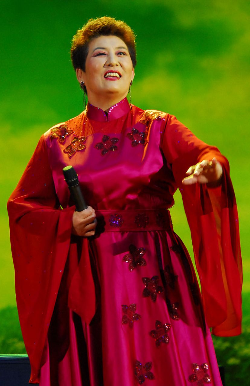 1998 年,德德玛在日本演出时,突发脑淤血,昏迷 5 天才清醒过来.