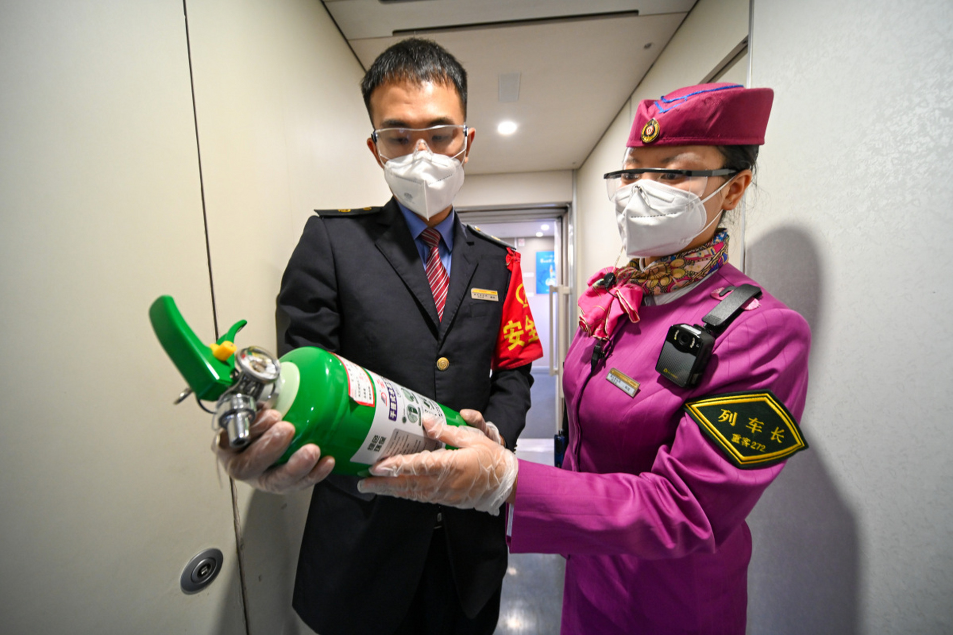 在火车上,女人像囚犯一样被男人看着