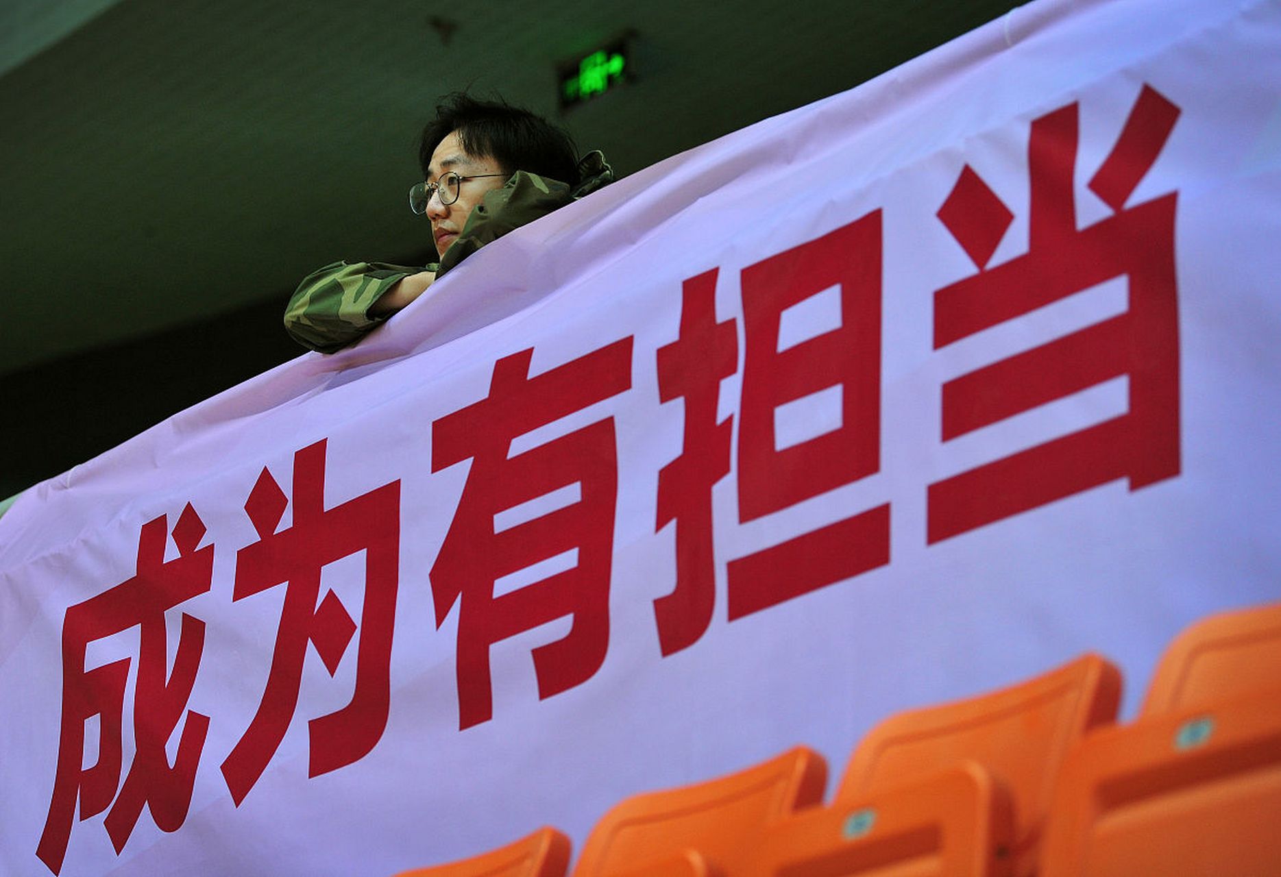 近日,网传一公司给业绩落后员工戴枷锁:上面写着我懦弱我无能,我给