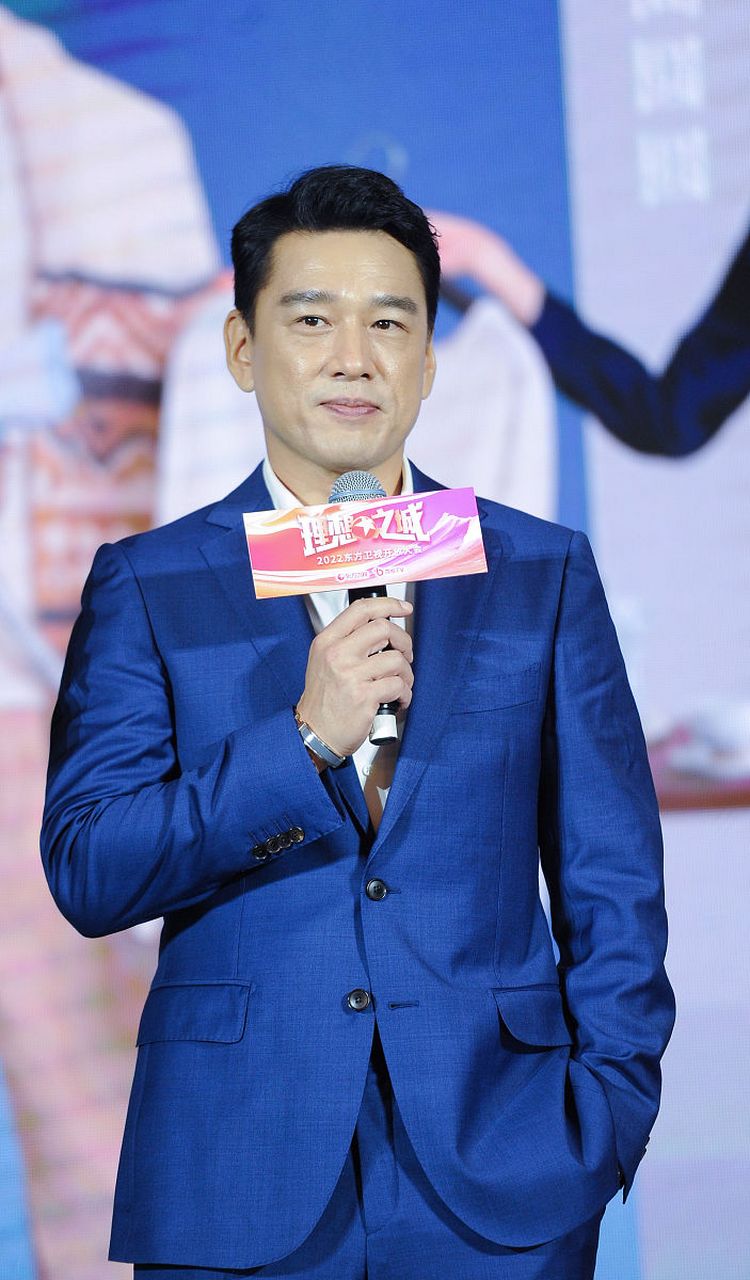 王耀庆是一位才华横溢的演员,他以出色的表演和独特的形象受到了广大