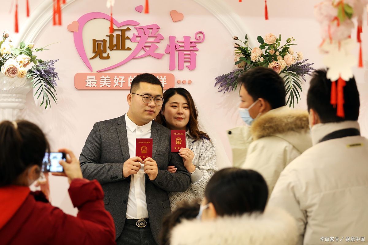 通过细致的分工和高效的运作,婚介公司利用大龄未婚男青年和希望快速