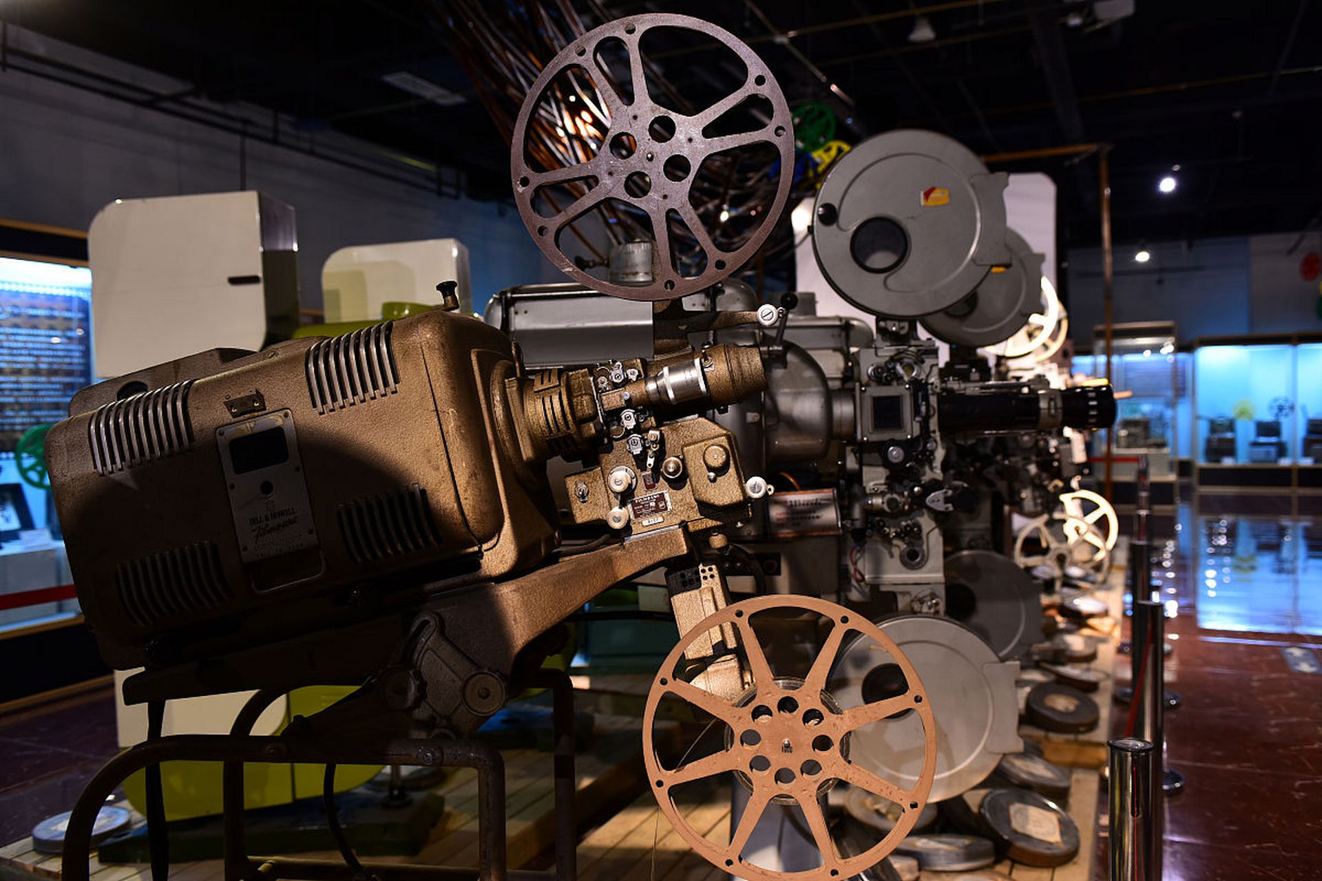 活动电影机的发明  1895年,法国的卢米埃尔兄弟受缝纫机的启发,解决了