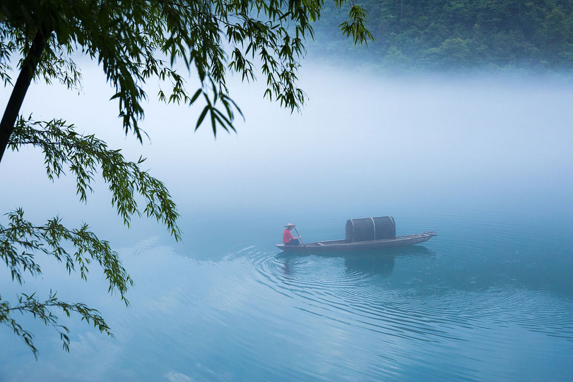 百度秋冬打卡挑战赛# 湖南·小东江,云雾缭绕山间,一叶小舟飘在江面