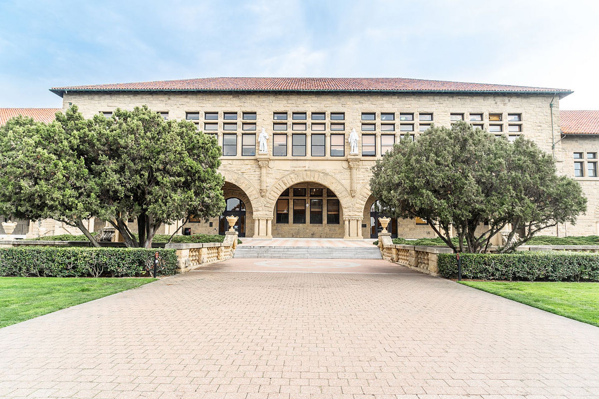 曾经,美国大学和学院是中国学术青年追求卓越的圣地.