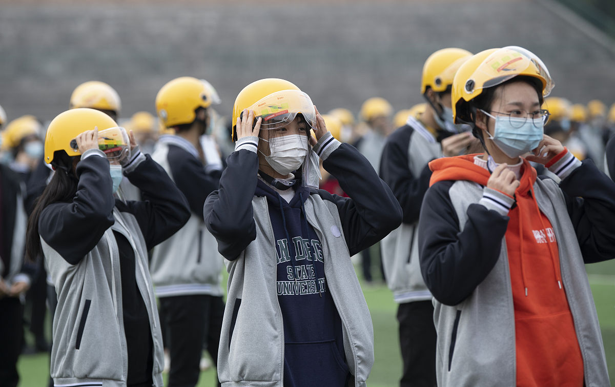 小学生走路也要戴头盔?媒体关注引发社会热议