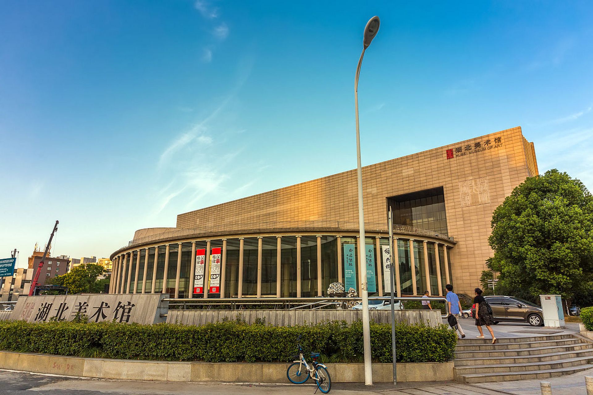 湖北美术馆位于湖北省武汉市武昌区东湖路三官殿1号,坐落于武汉市武昌
