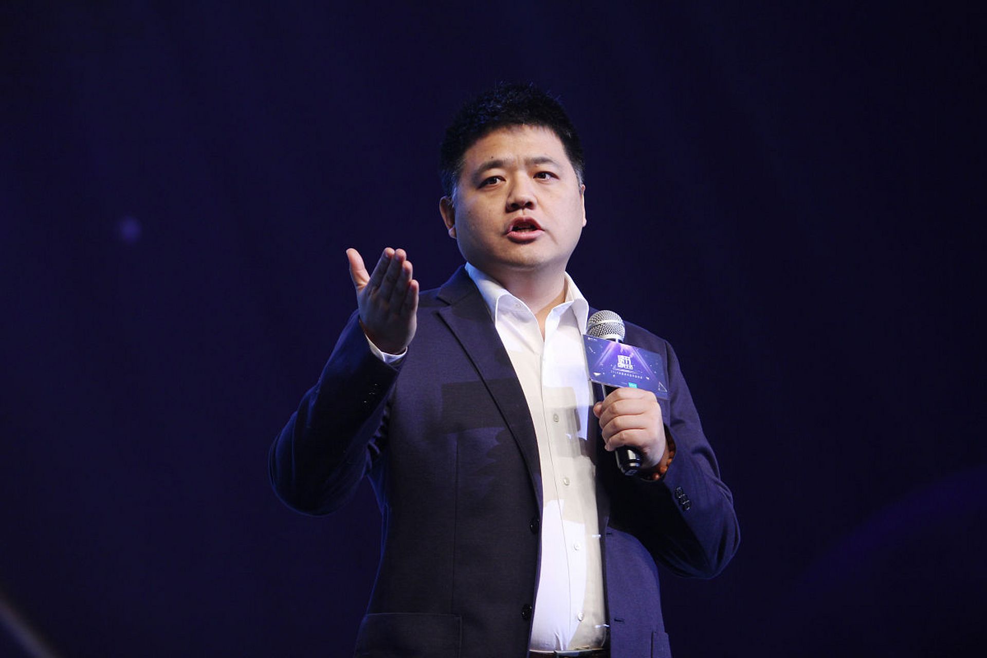 他出生在一个贫困家庭,为了改变命运一心苦读,最后考