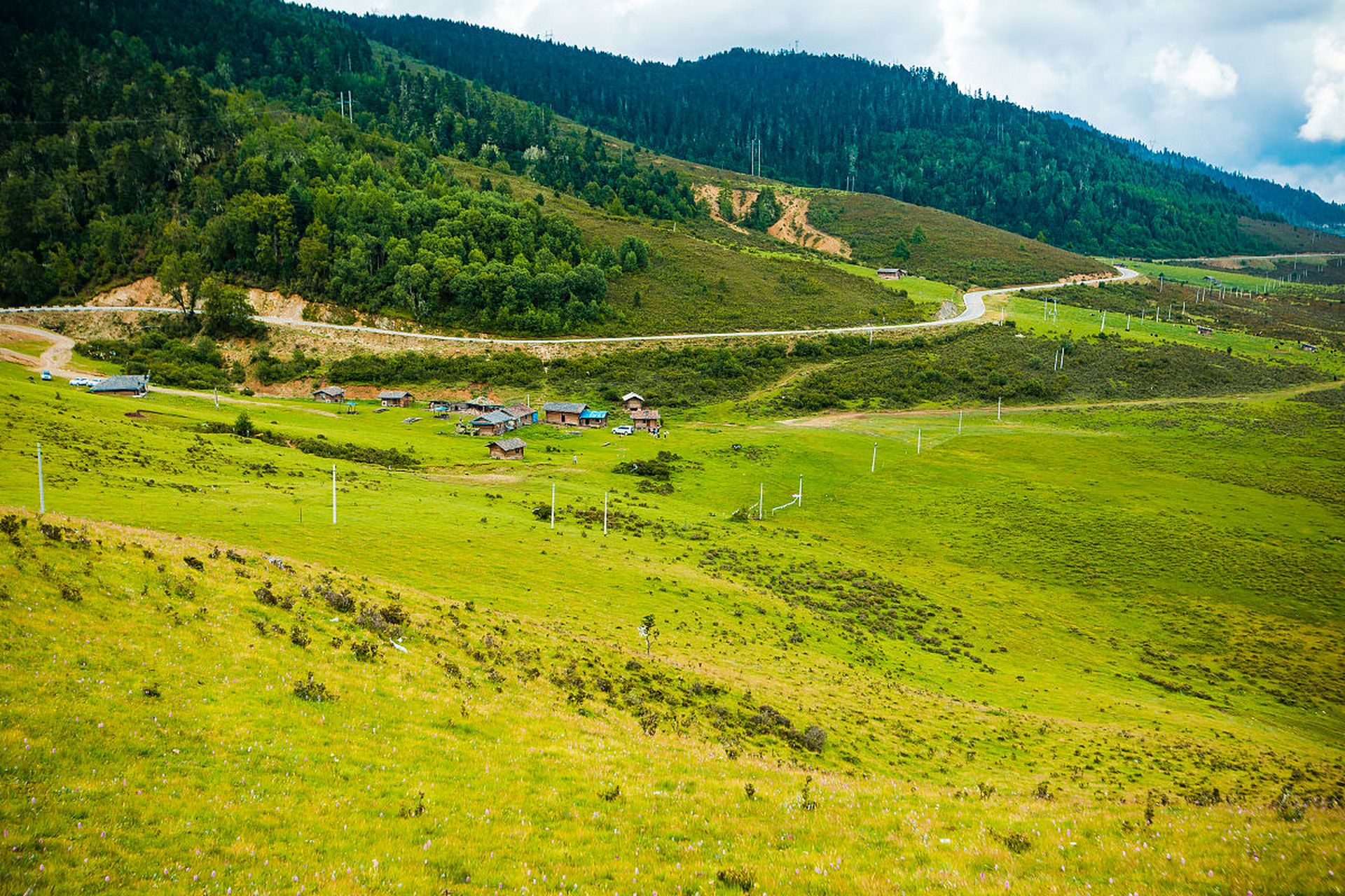 镜头里的春天# 黄龙国家森林公园的雪山草甸旅游,在春天的洗礼下换上