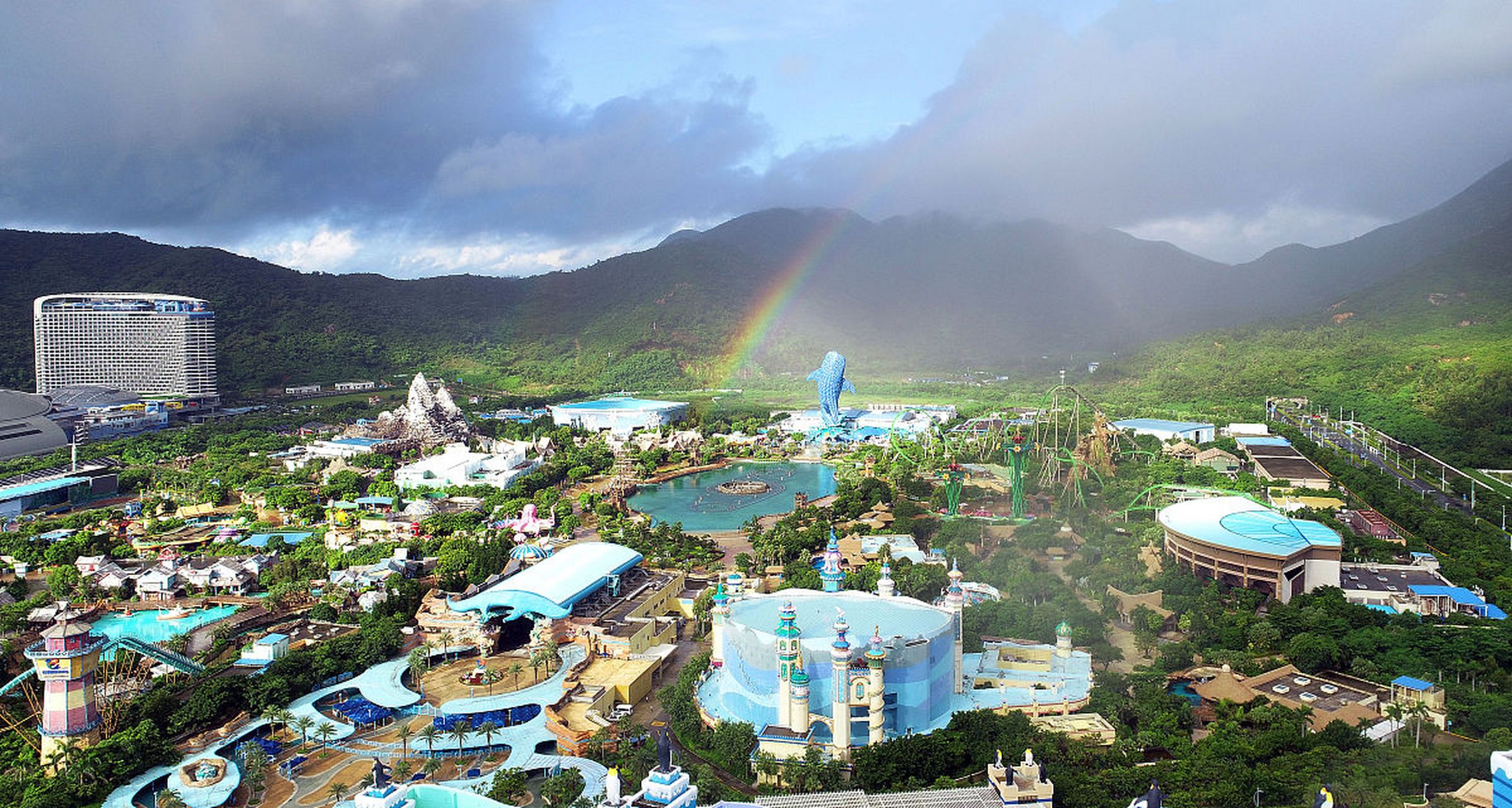 横琴位于广东珠海,是旅游胜地,拥有众多景点.