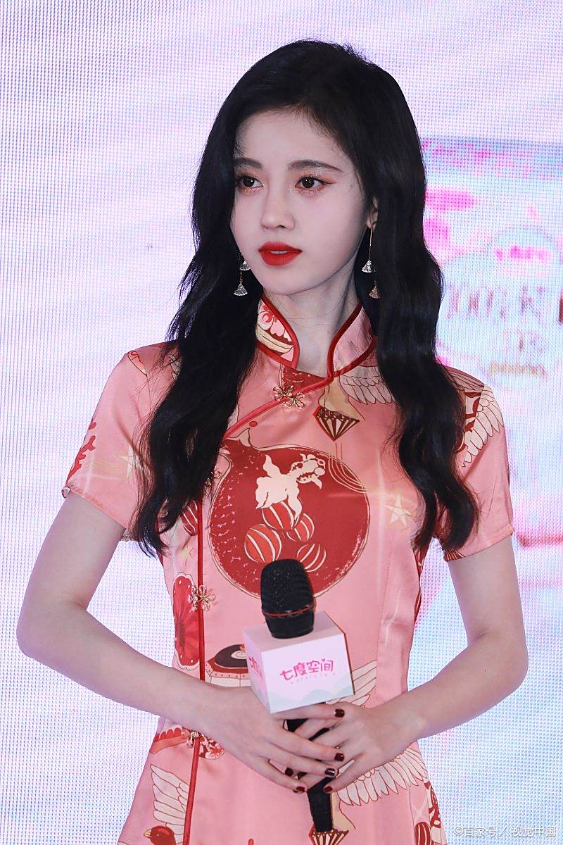 7月18日,鞠婧祎突然引起网友热议,起因是她发了一组自己吃糖的照片