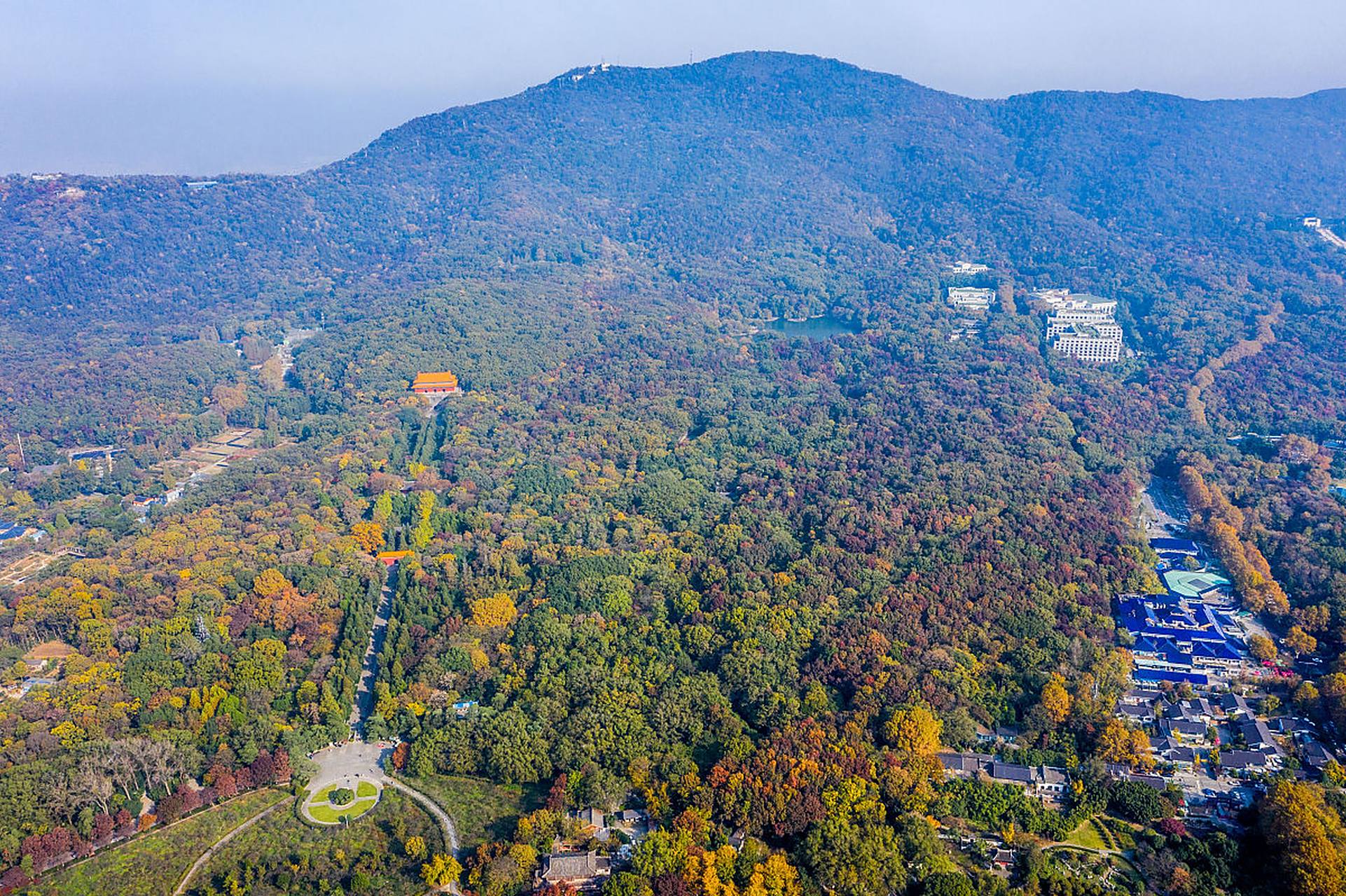 钟山风景名胜区位于南京市紫金山,是中国著名的旅游胜地,国家级5a景区