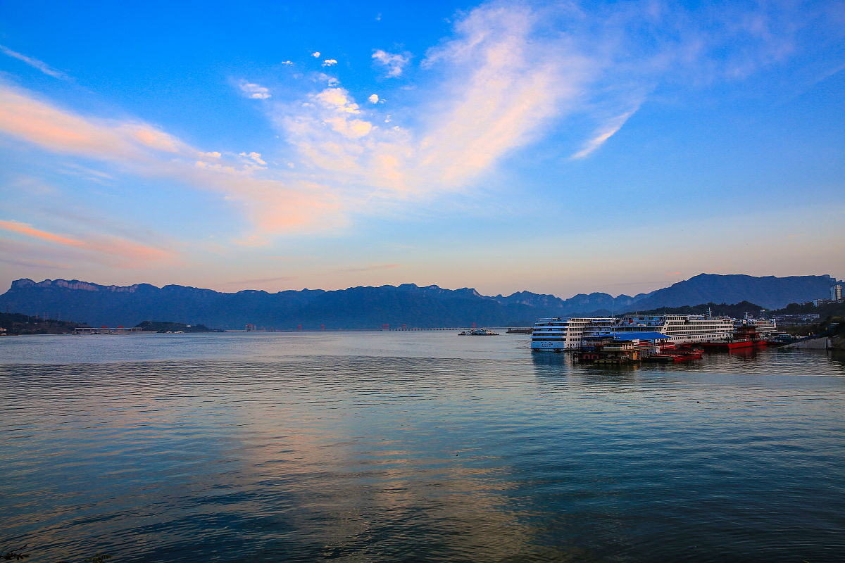 湖光倒影,天鹅翩跹:奉节天鹅湖,宁静美丽的水墨画