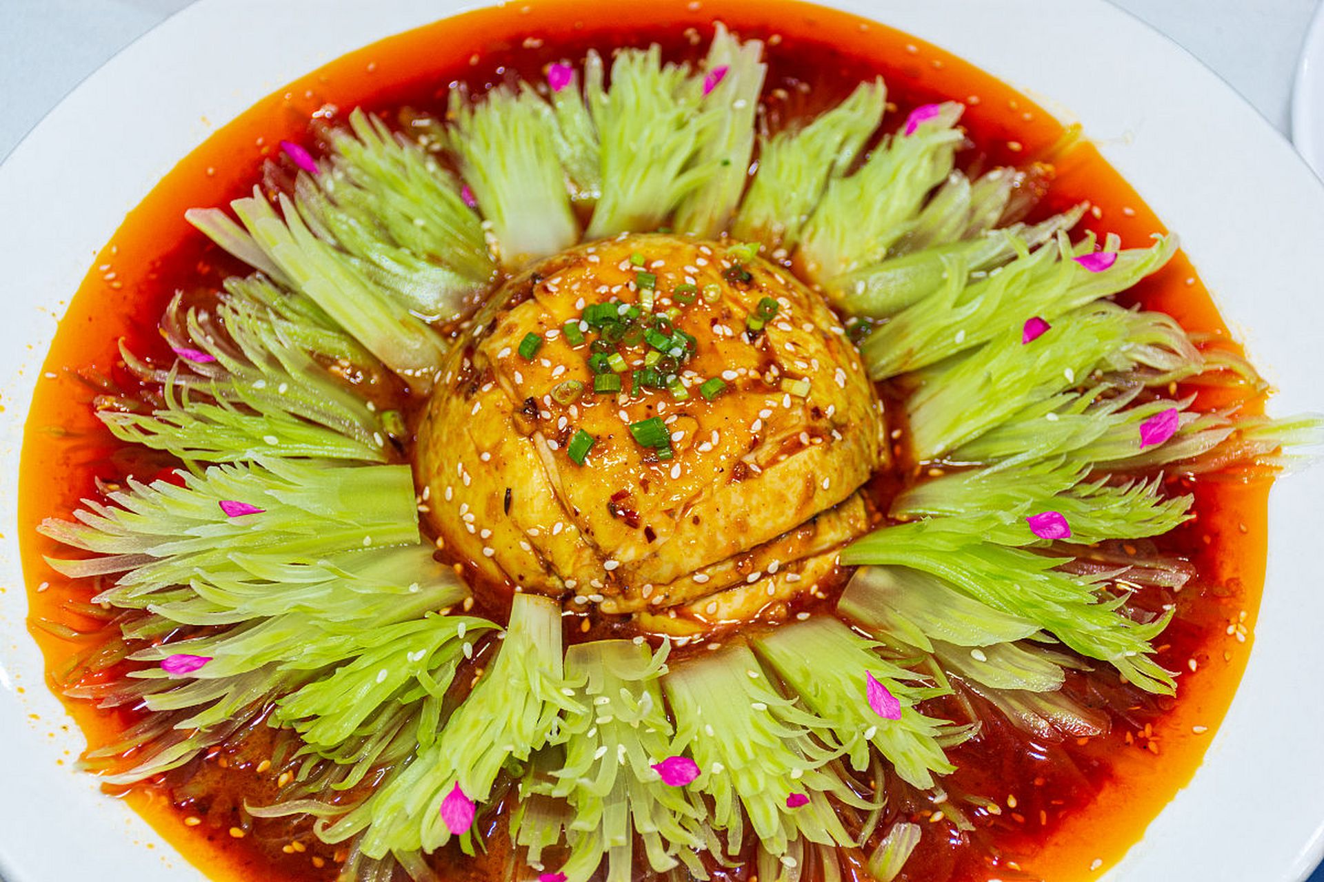 口水鸡是成都的一道传统名菜,属于川菜系.