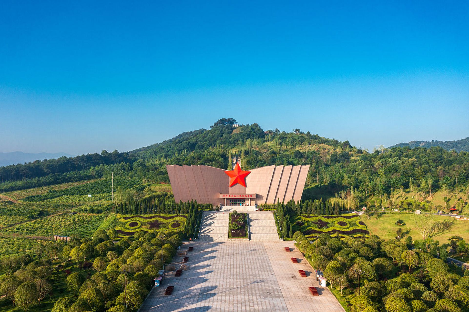黄洋界景区包括:黄洋界,大井,八面山和上井.