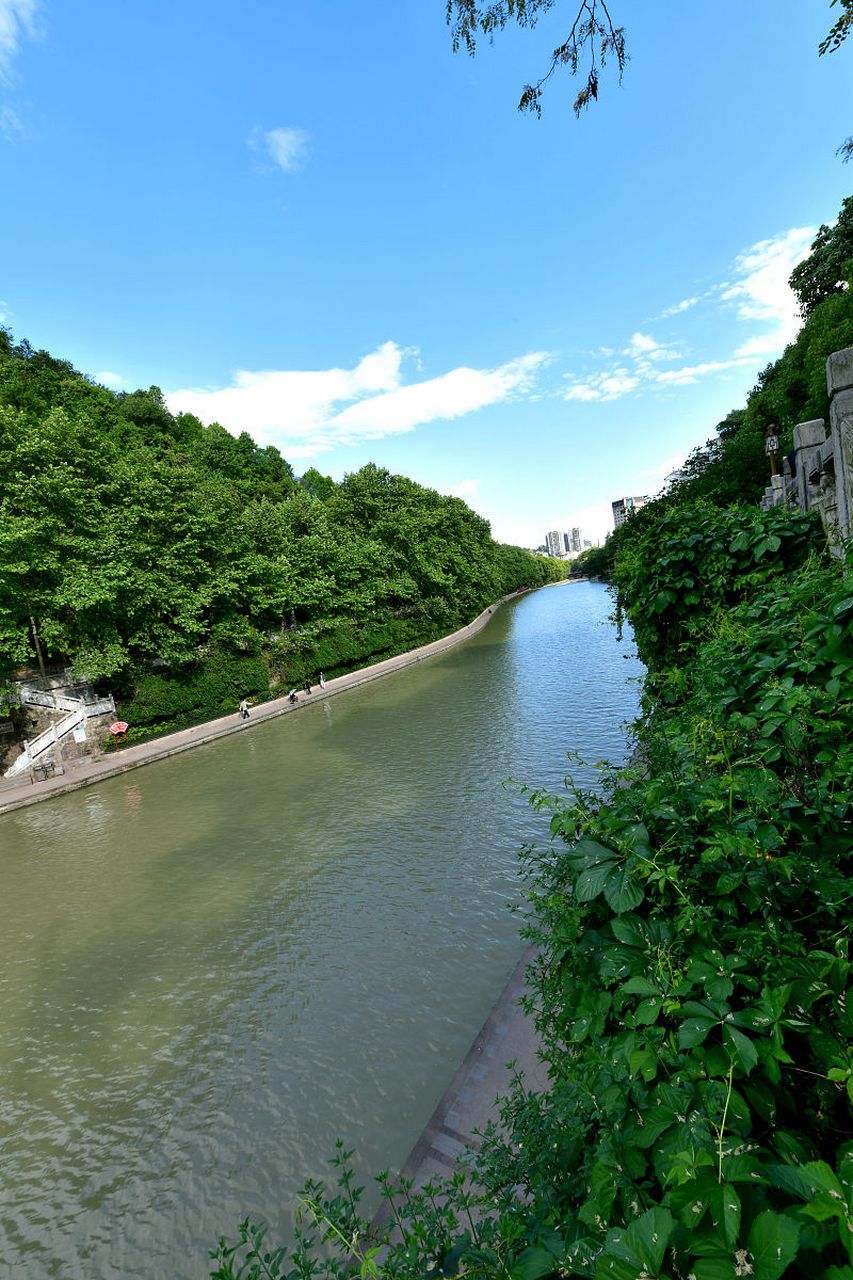 这里有万里桥,秦堤等传奇景点见证辉煌过往;沟通湘江与漓江, 长江和