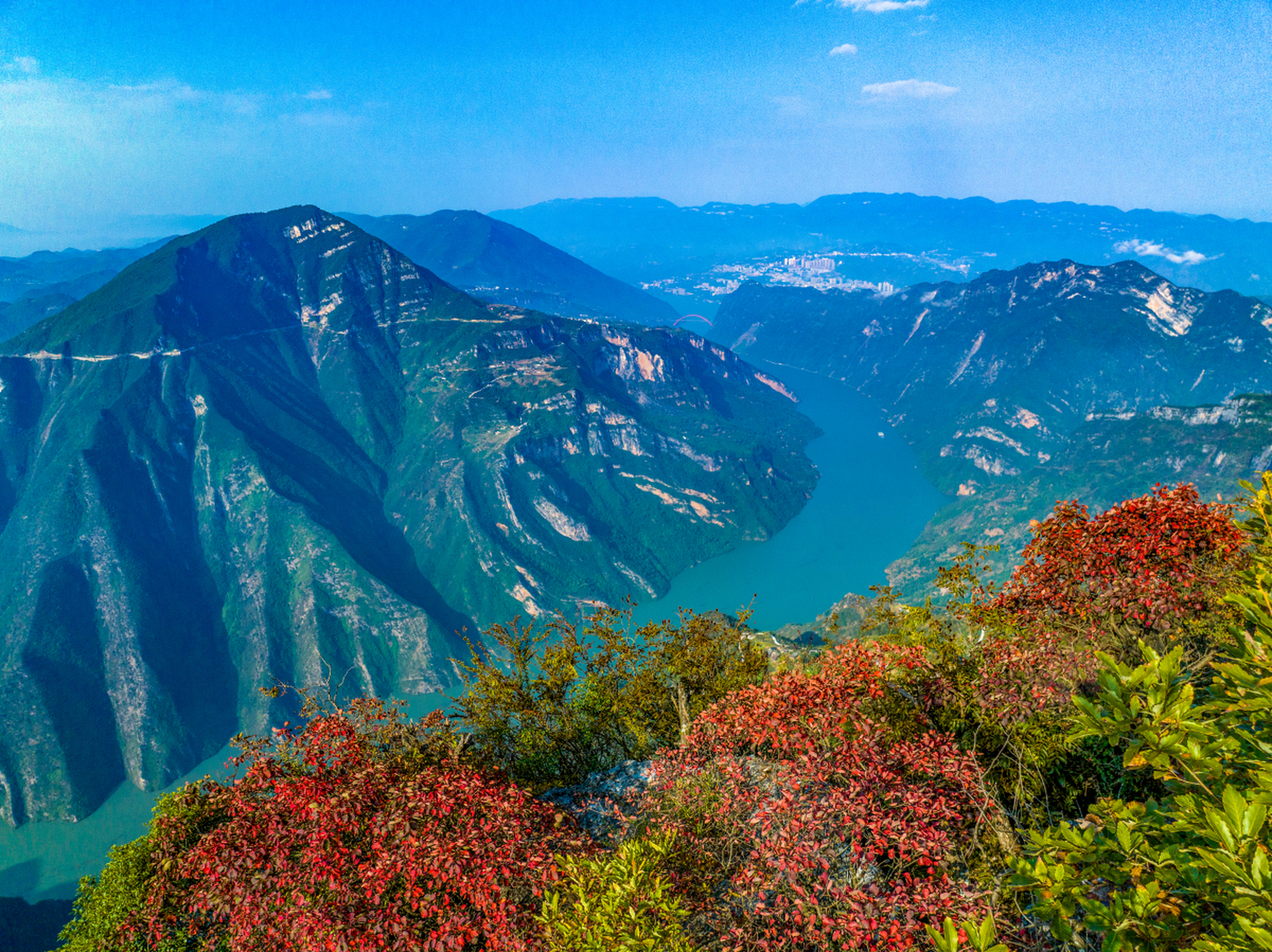 摘要: 长江三峡,由西向东依次为瞿塘峡,巫峡和西陵峡,全长约193公里.