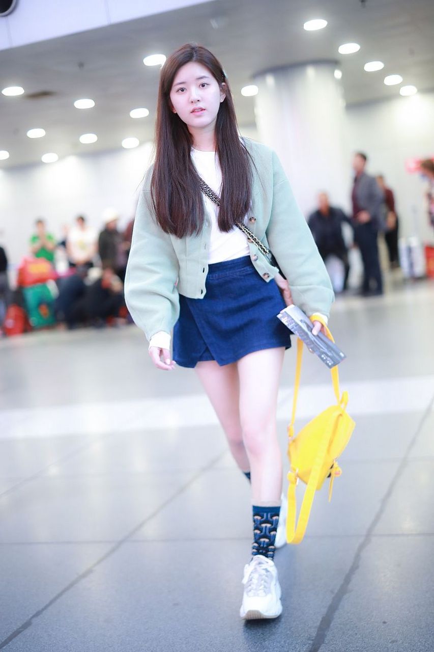赵露思的官方身高是161cm,从她的机场生图来看,好像还是很诚实的!