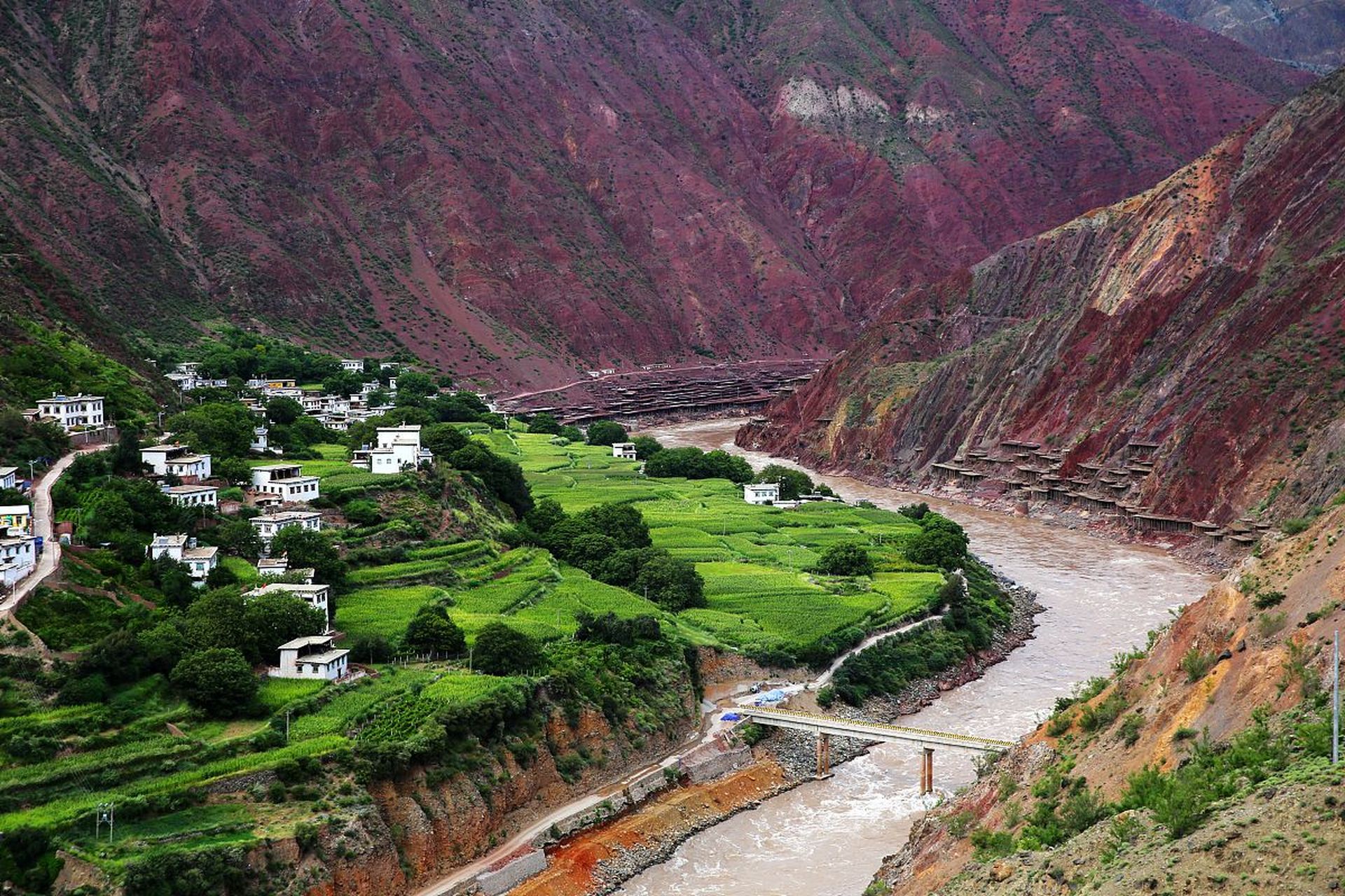 澜沧江大峡谷是中国迪庆德钦县的骄傲,长150千米,是云南省高差最大