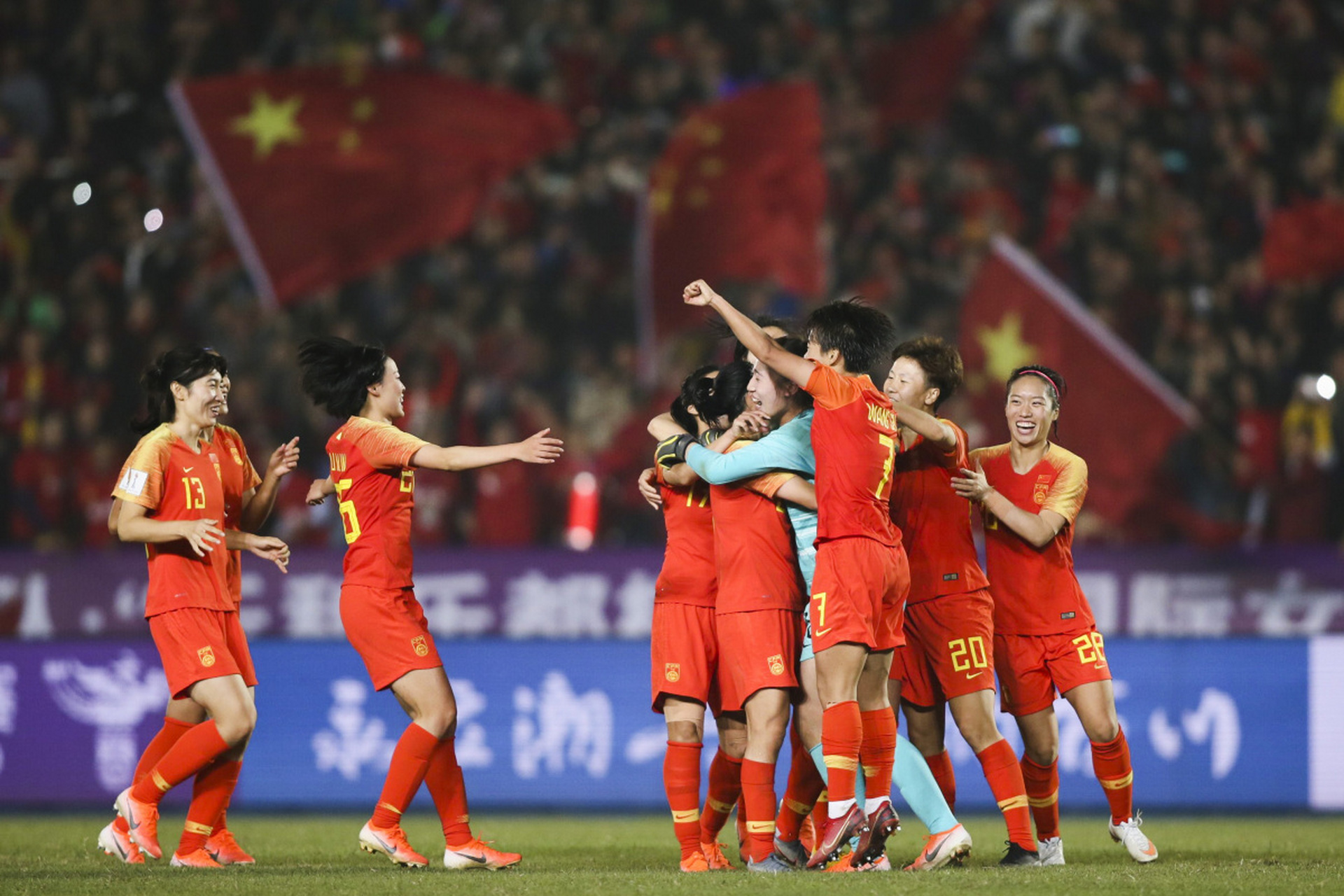 王霜冷静地罚进点球,将比分改写为1:0,为十人应战的中国女足带来了