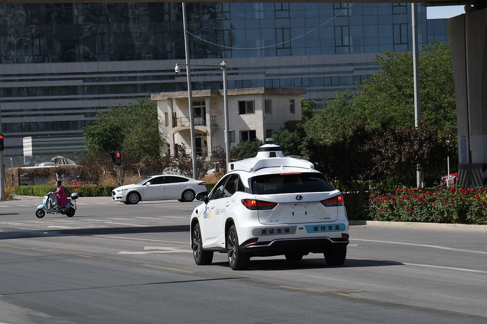 小马智行获准在北京开启车内无人自动驾驶出行服务收费  36氪近日报道