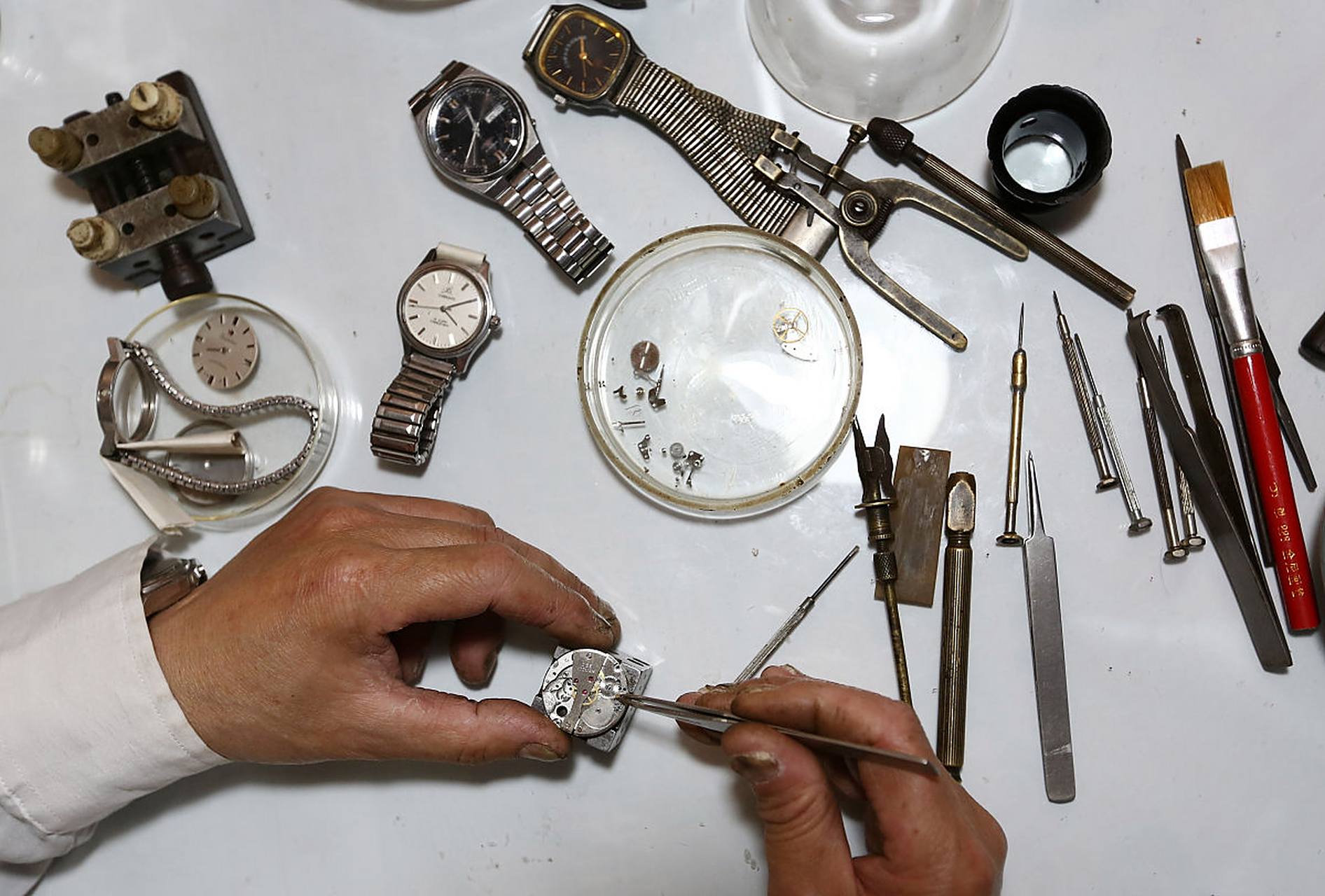 亨得利手表维修保养服务中心,一站式解决手表疑难杂症!