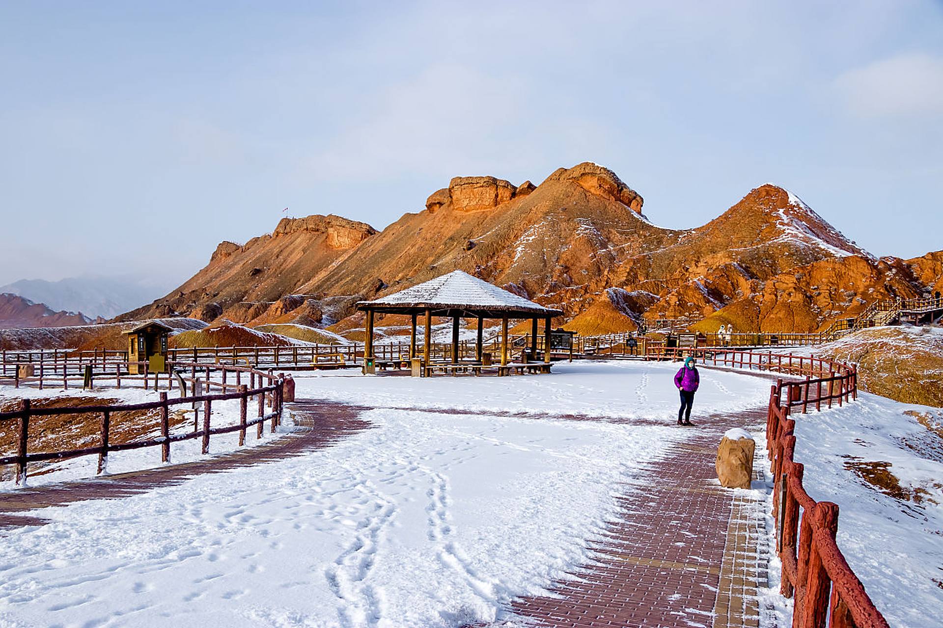 冬日的甘肃张掖丹霞山,被皑皑白雪装点得如诗如画,仿佛一幅绝美的水墨