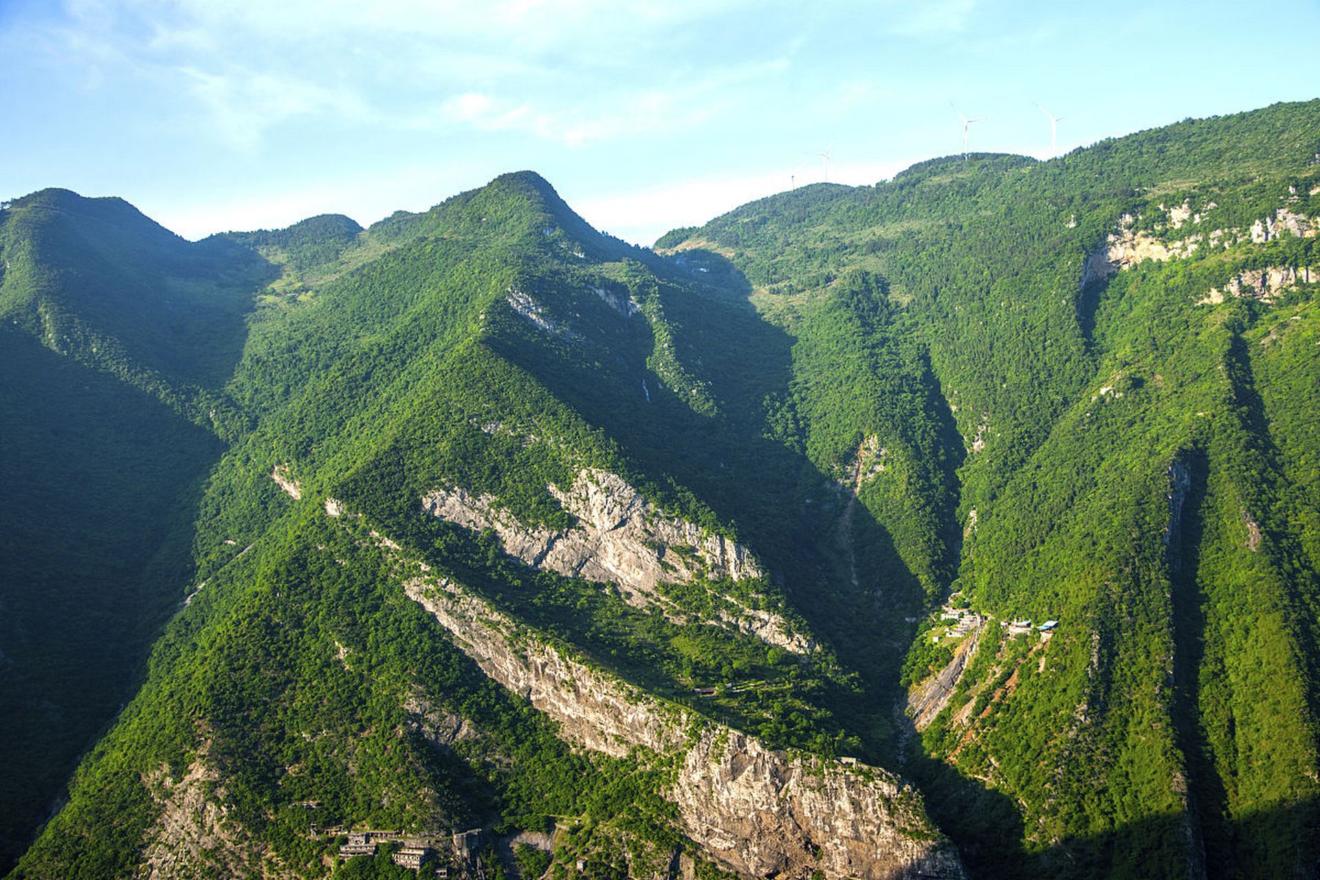 蓝天白云下,群山连绵起伏,云雾缭绕.