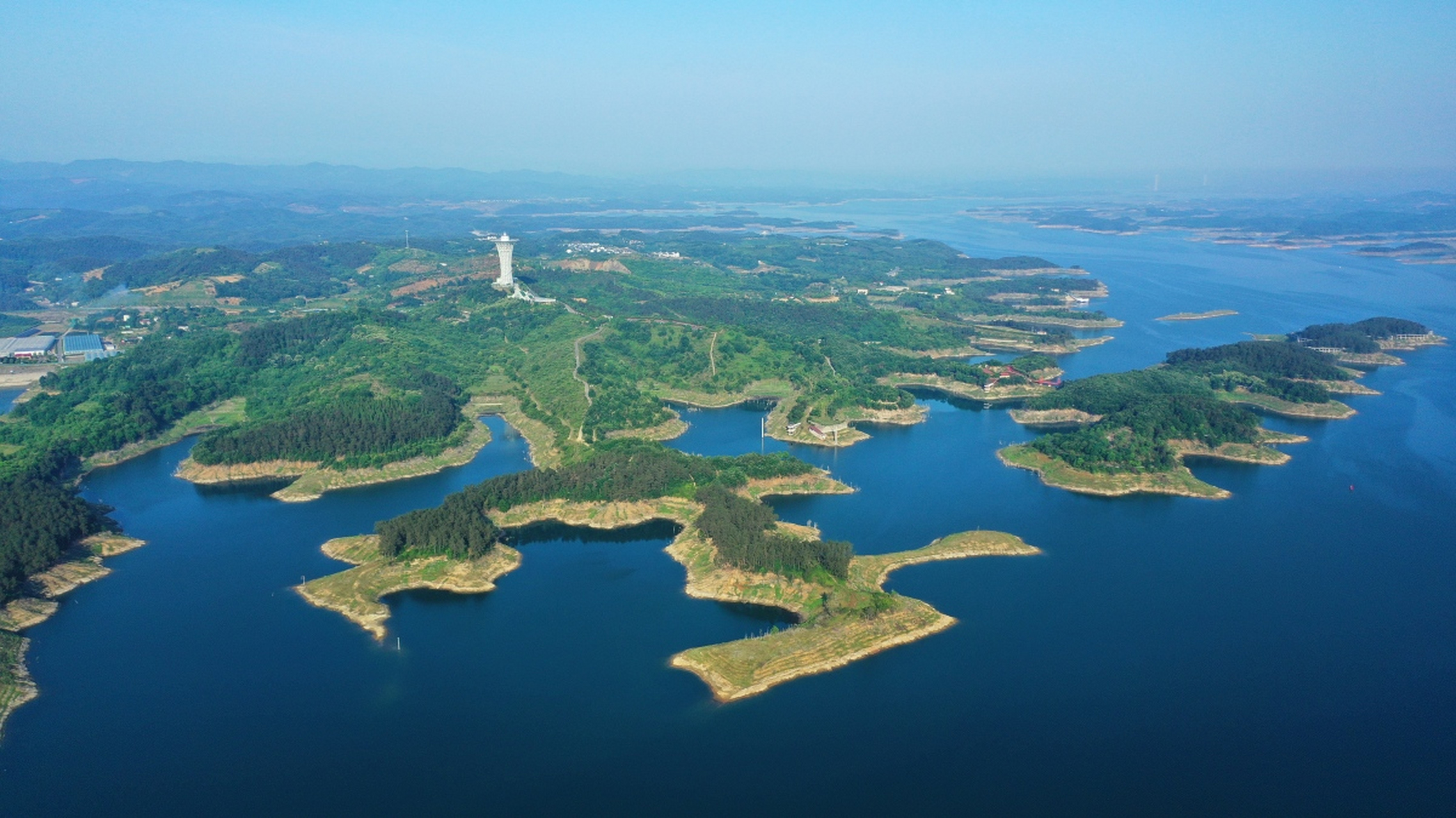 十堰,丹江口水库:湖光山色的期待之旅  在忙碌的都市生活中,我时常