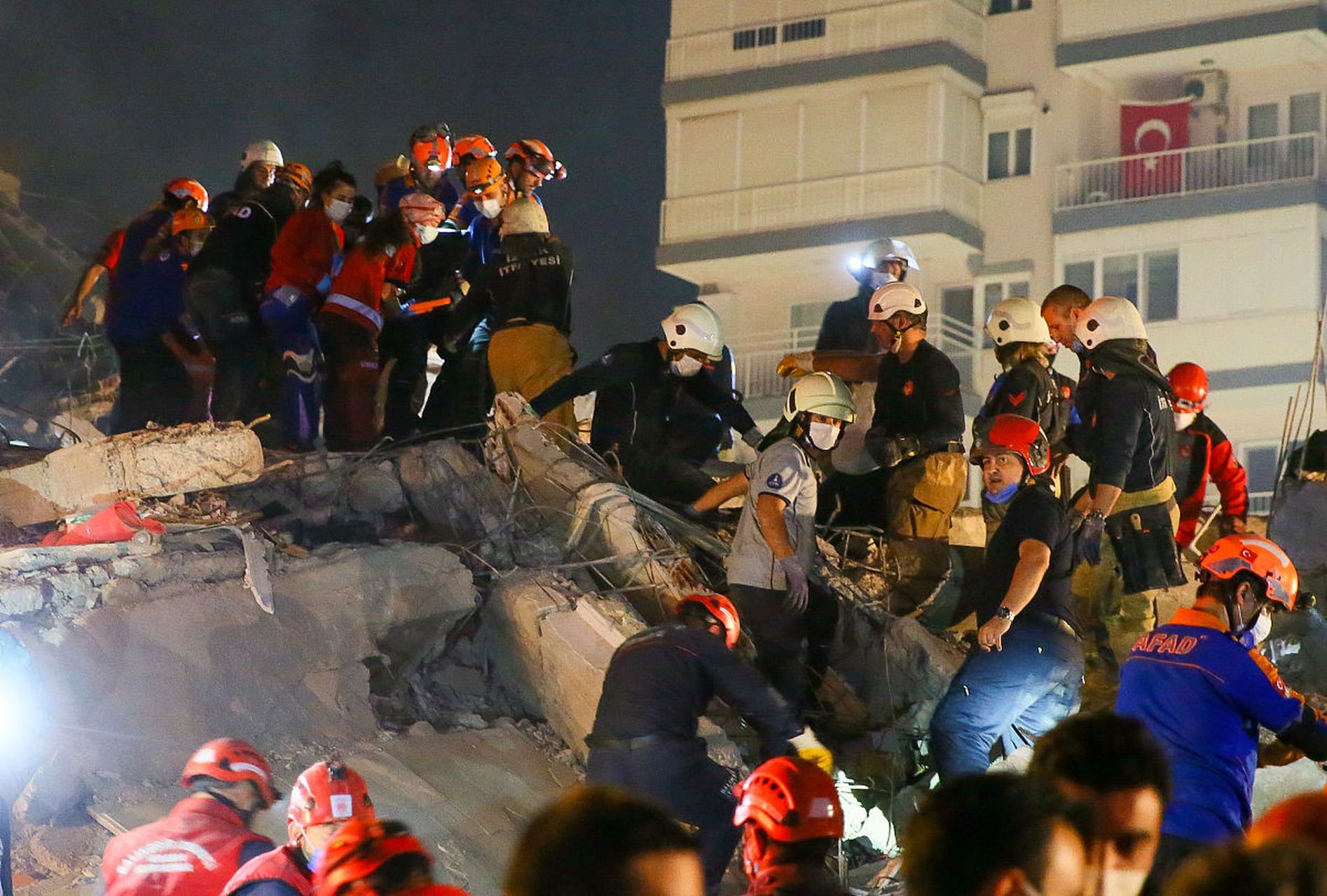 无锡宜兴,天际惊现惊魂一幕,一架飞机在机场边缘不幸坠落,瞬间火光冲