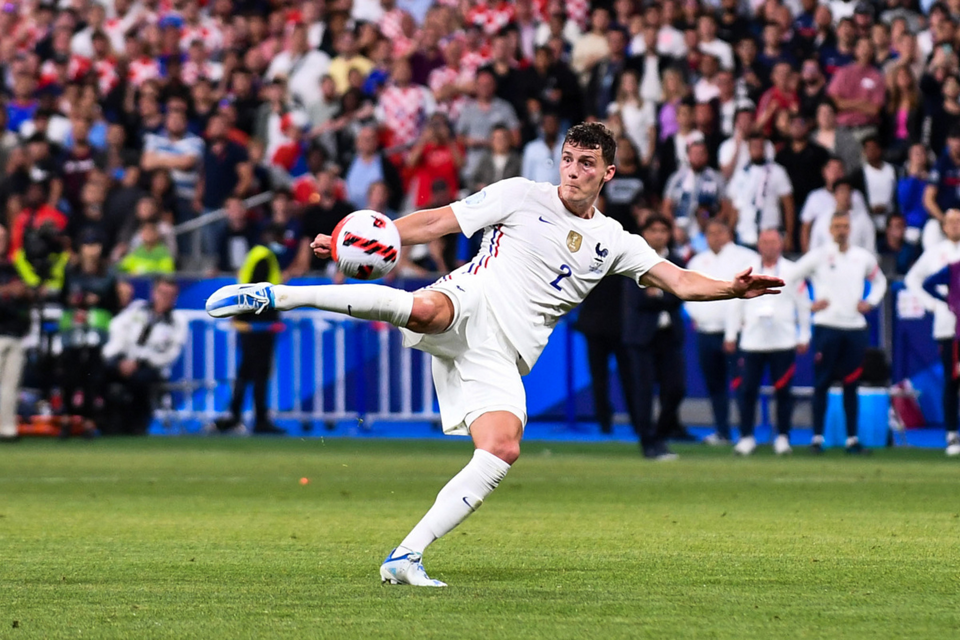 客场作战的法国队凭借帕瓦尔的世界波破门1:0击败对手,取得欧预赛的两