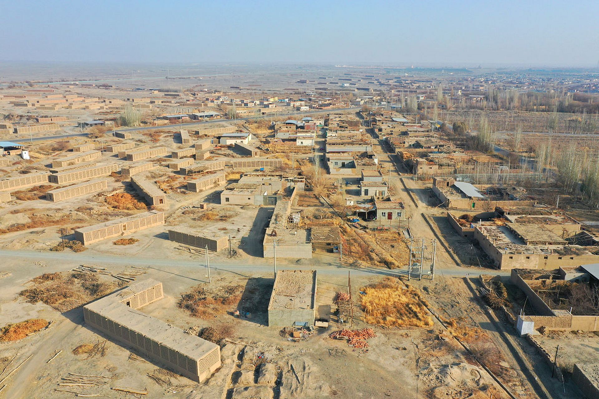 葡萄晾房  在新疆吐鲁番地区,公路两侧常常见到一座座四面透风的房子
