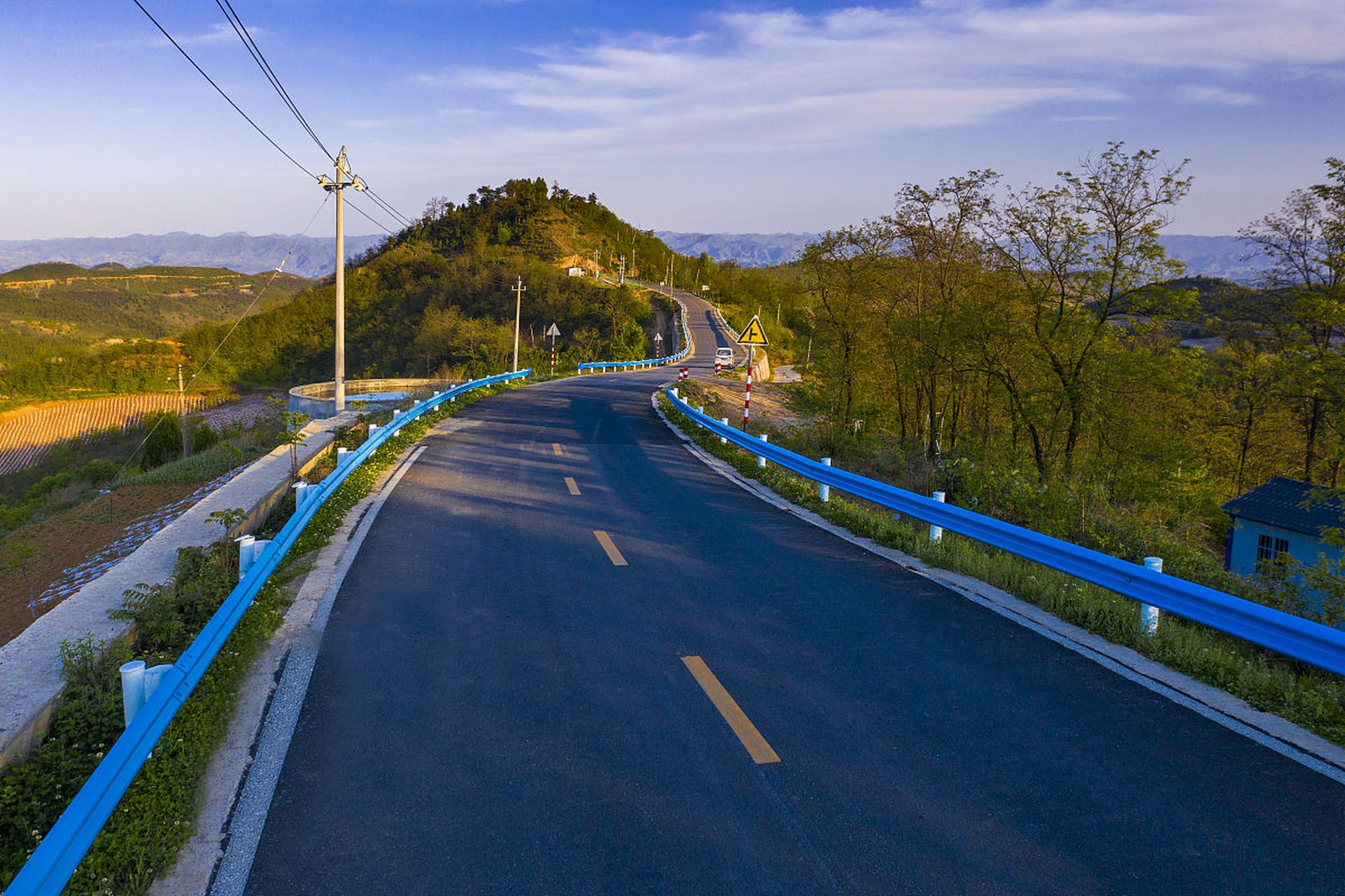 前几年,一个同学来我们县上承包了一段村村通公路,村里的农民一些说压