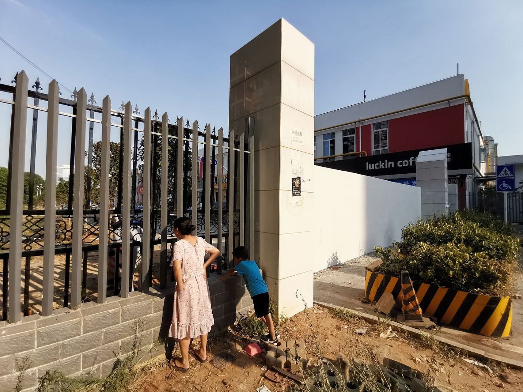 咱读书时也翻过围墙,目的是为了就近打饭.