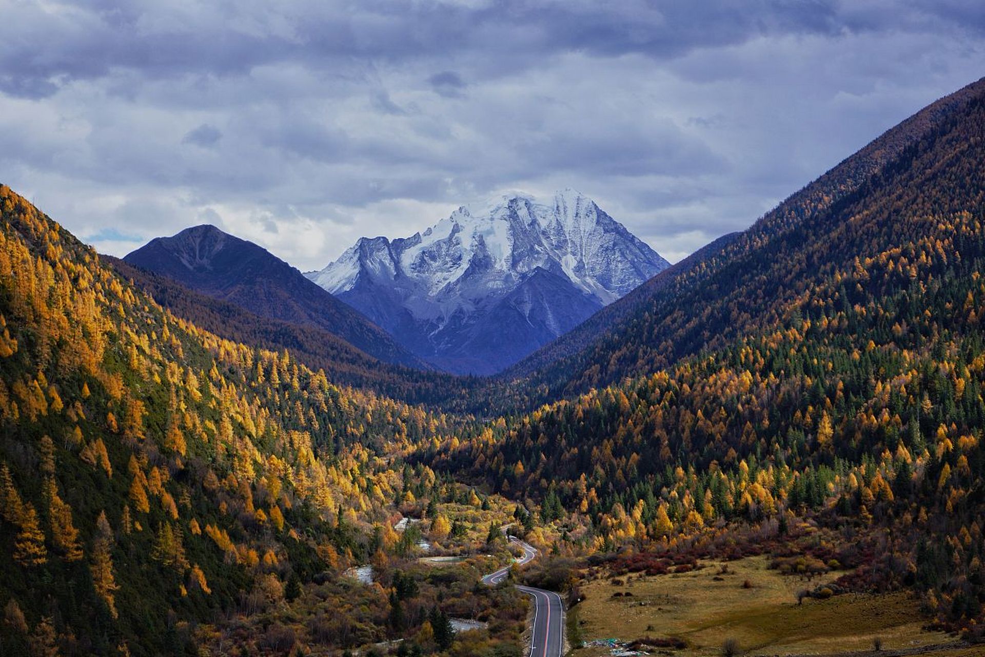 雅拉雪山天然生态旅游区位于四川省甘孜藏族自治州康定,道孚和丹巴三