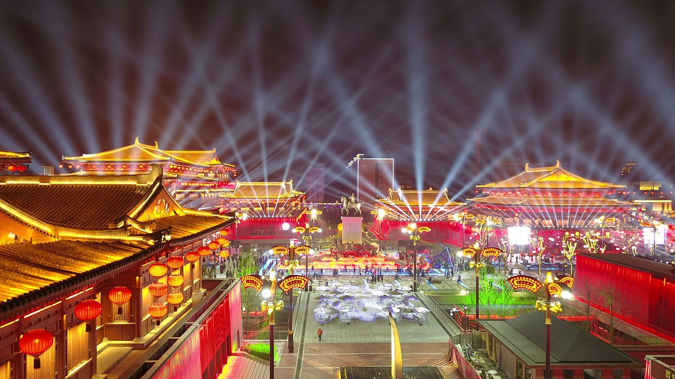 大唐不夜城位于陕西省西安市雁塔区的大雁塔脚下,北起大雁塔南广场