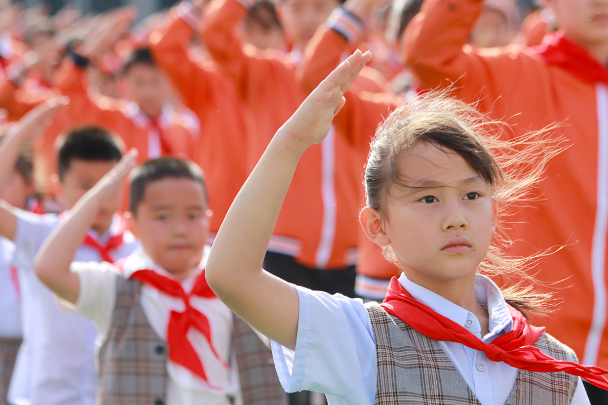 同学们戴红领巾坐着上课的图片小学生有朝气特写小学生敬礼标准照片