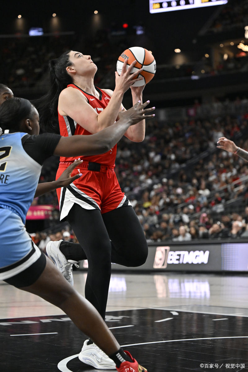 解锁篮球传球技巧,让配合更默契 双手传球:双手持球于胸前,手指分开贴