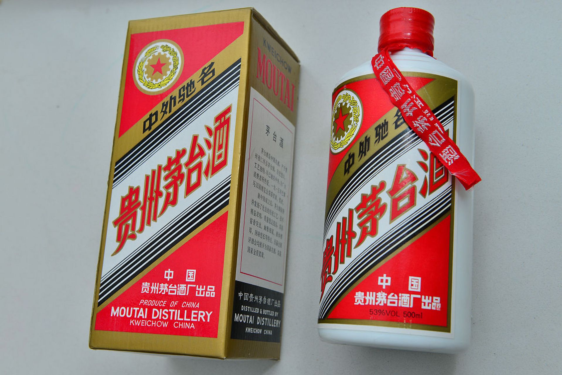 茅台酒采用传统固态发酵工艺,以高粱为主要原料,经过多次蒸馏,发酵和
