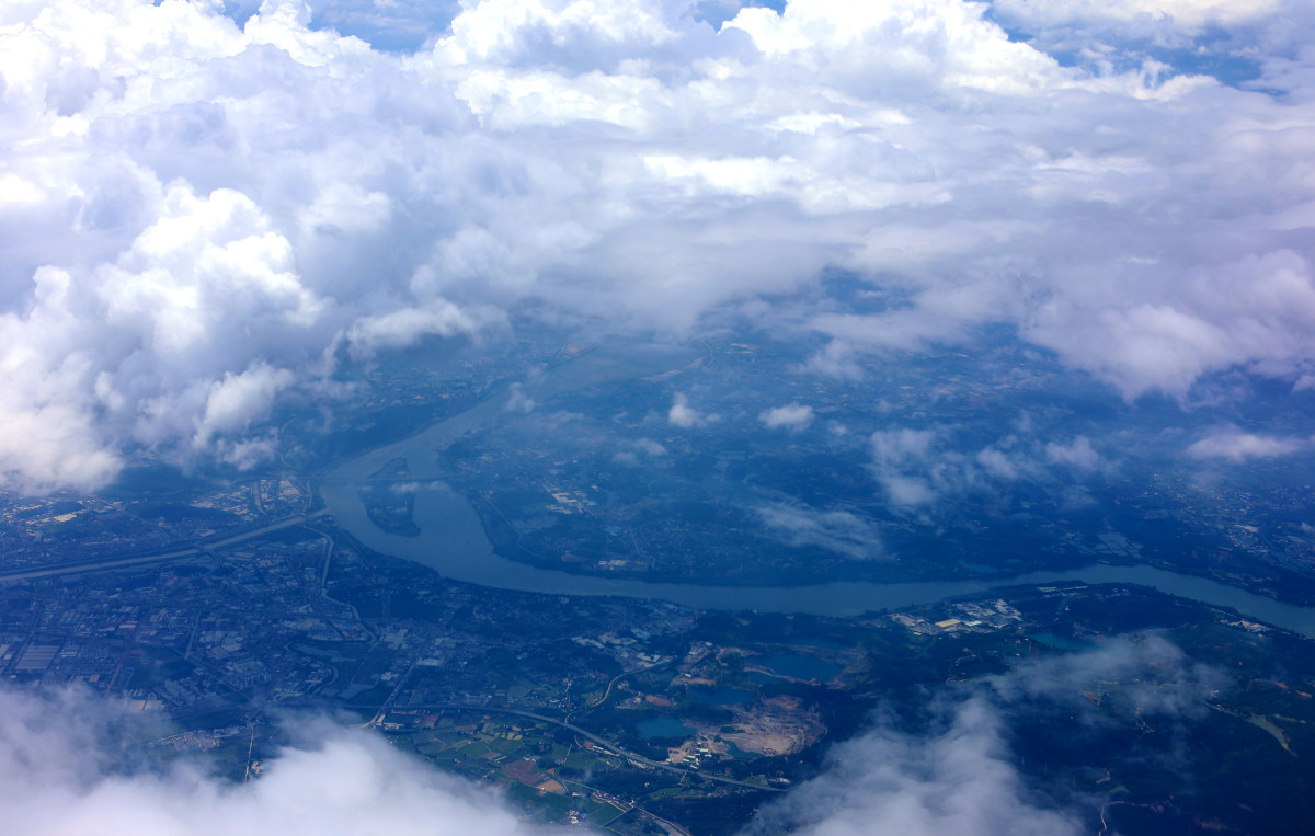 他在打麻将时总是能准确地算牌,因此总能赢.
