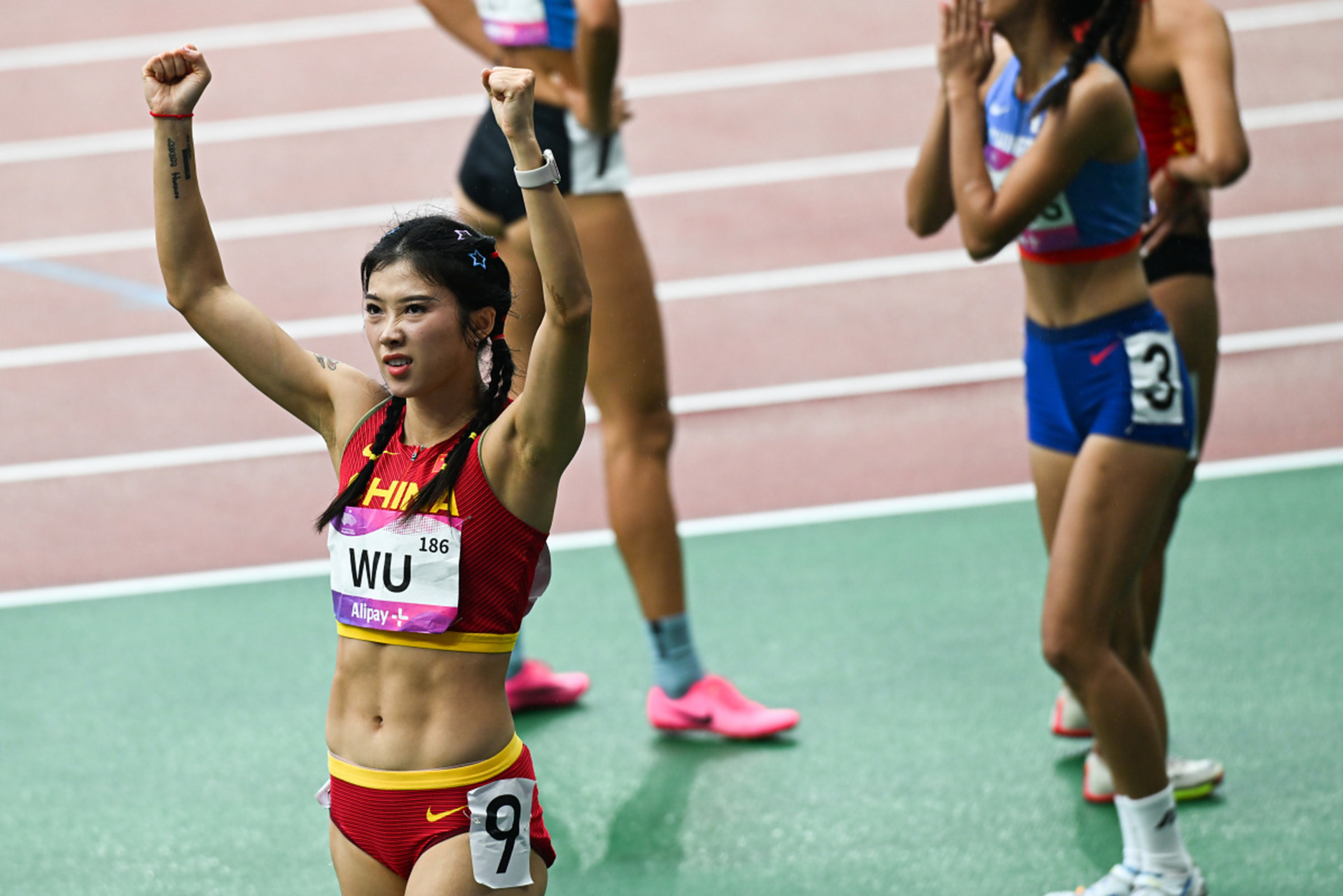 在10月1日晚上杭州亚运会女子100米栏决赛中,吴艳妮因为抢跑失误被