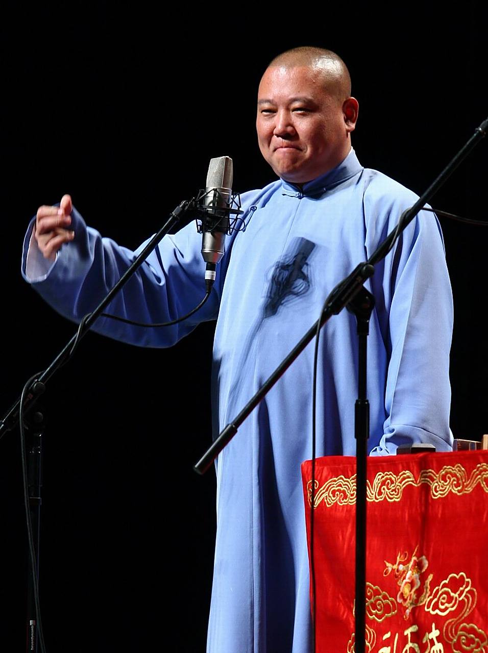 第一个细节,郭德纲对马志明非常敬重.相声界尊师重道,就是这样体现